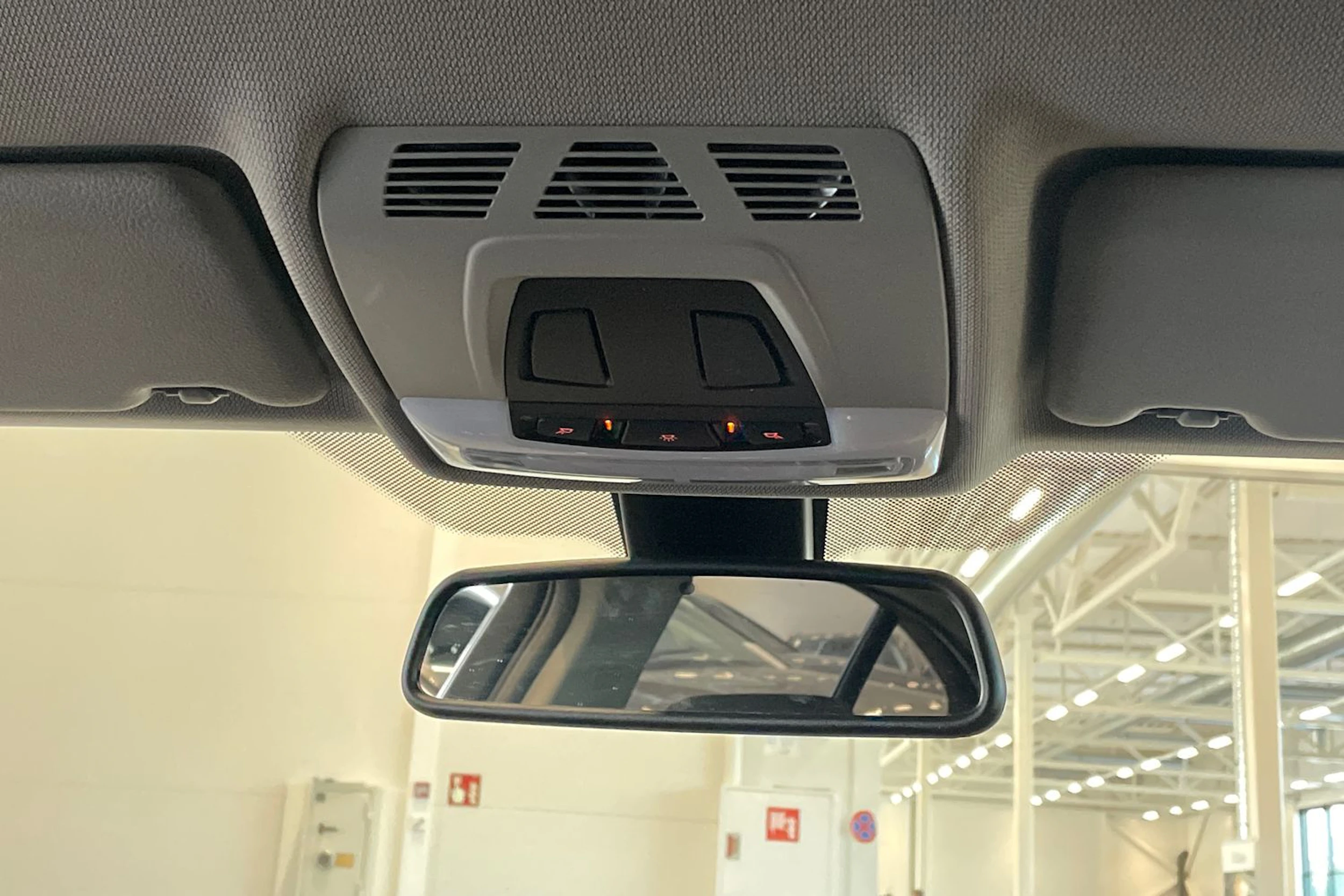valkoinen BMW 320 2012 kuva 18.