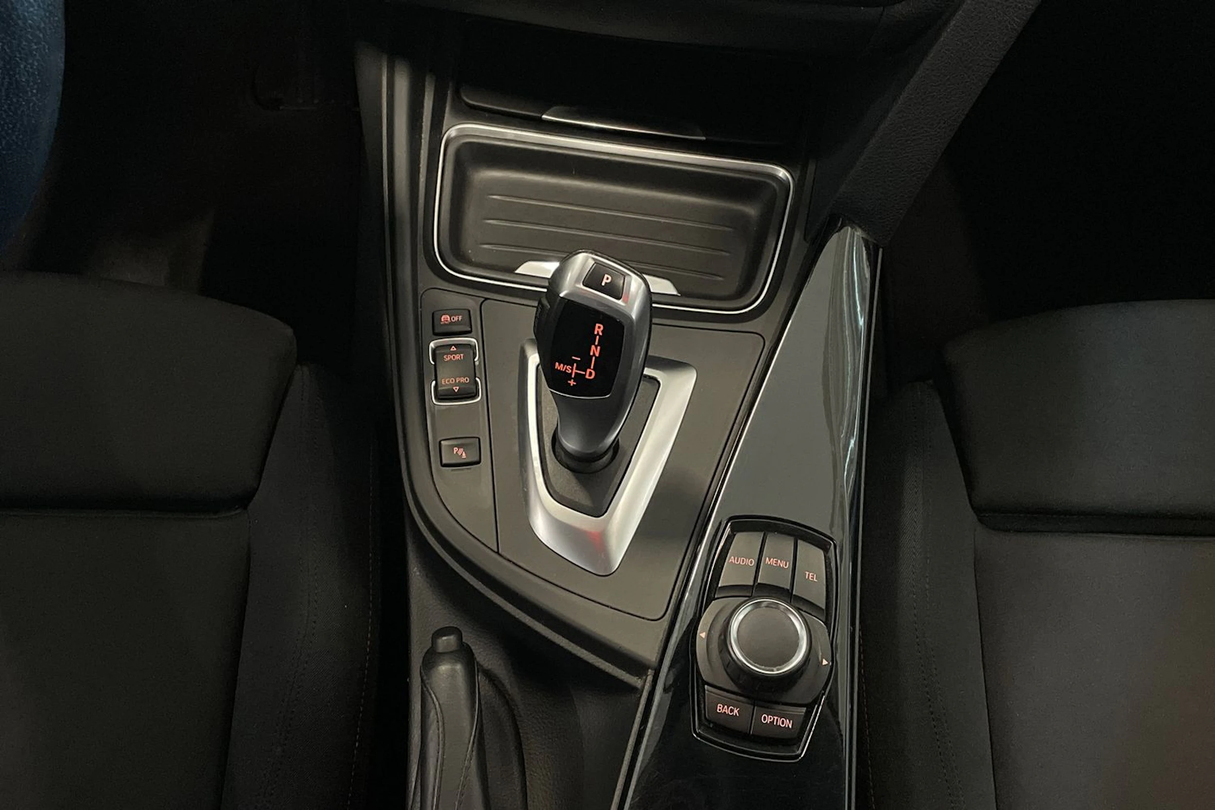 valkoinen BMW 320 2012 kuva 21.