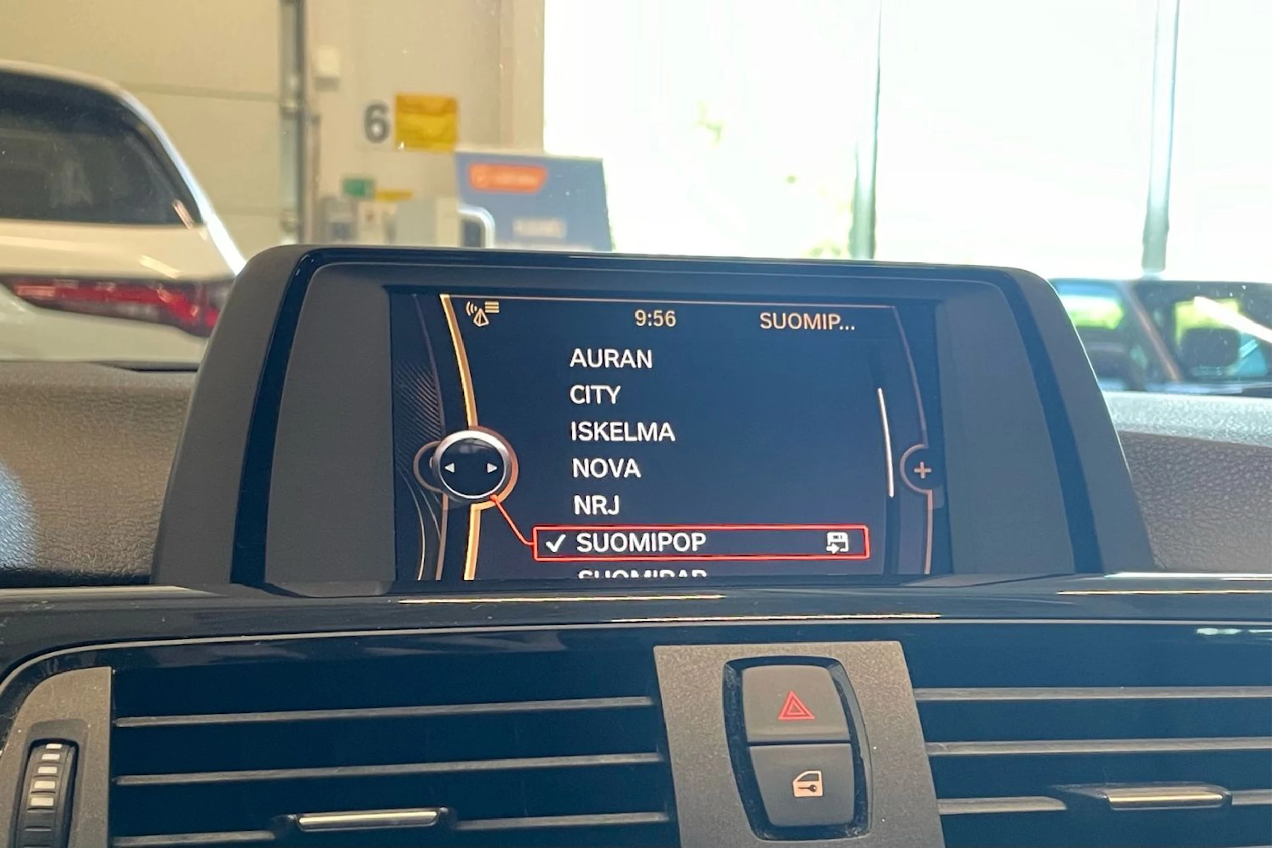 valkoinen BMW 320 2012 kuva 22.