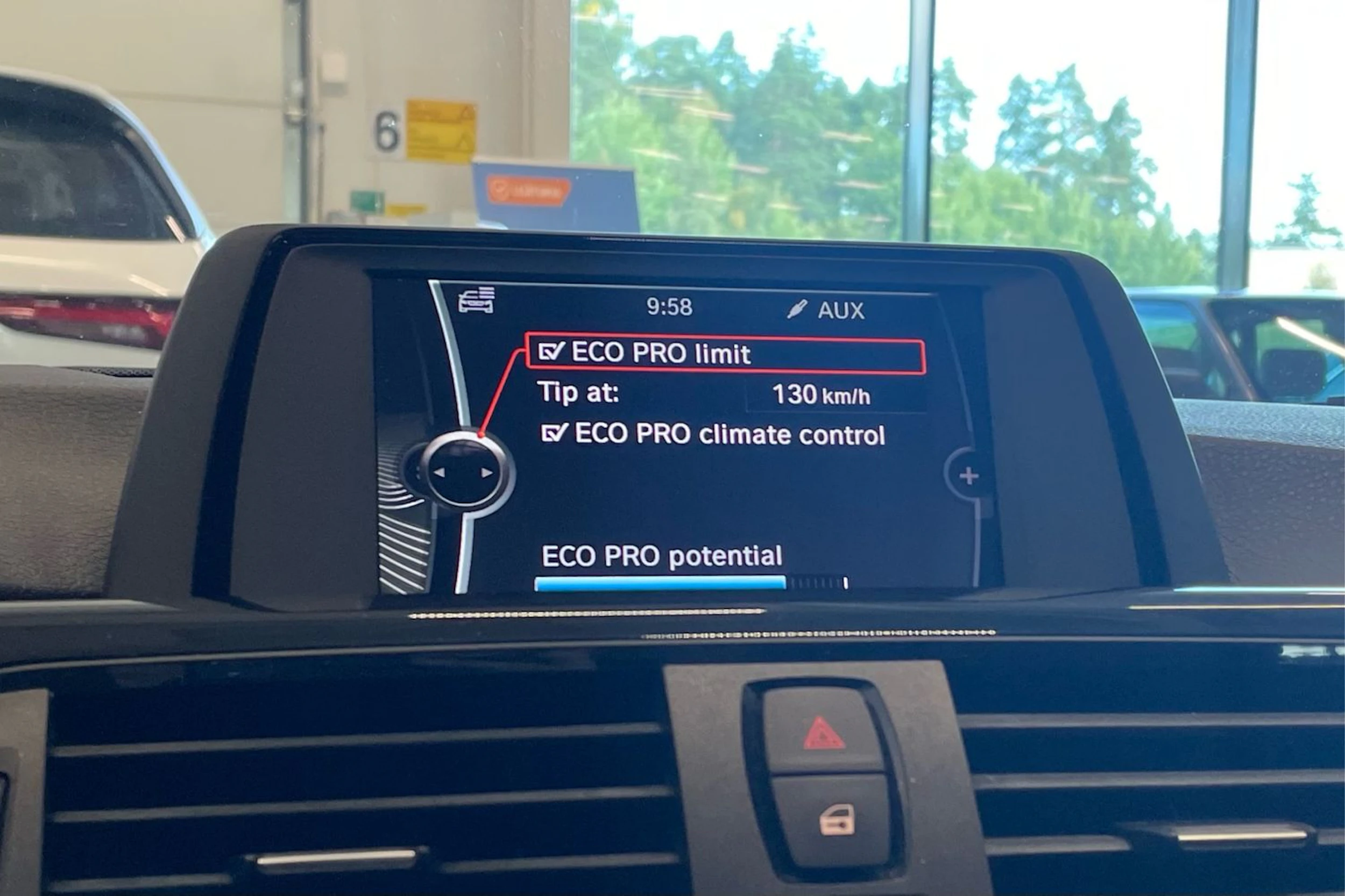 valkoinen BMW 320 2012 kuva 25.