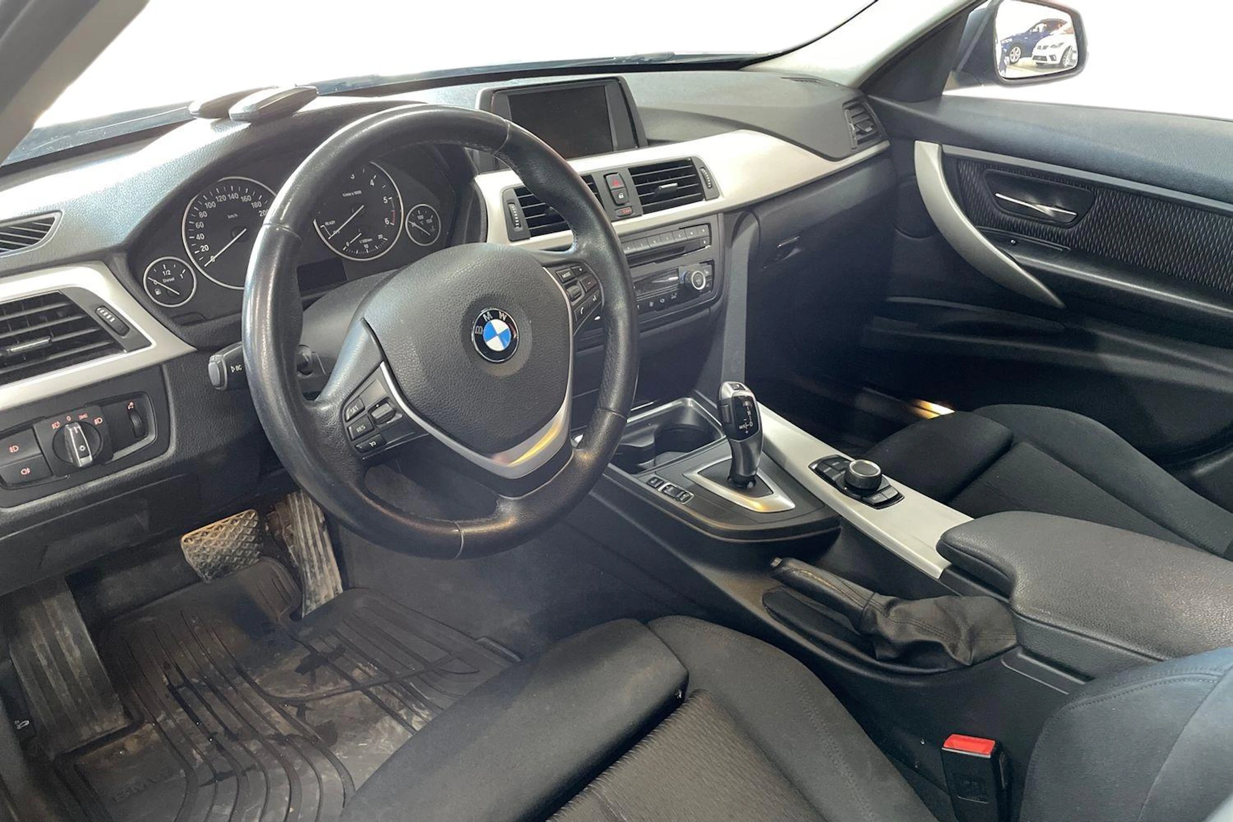 Sininen BMW 320 2013 kuva 3.