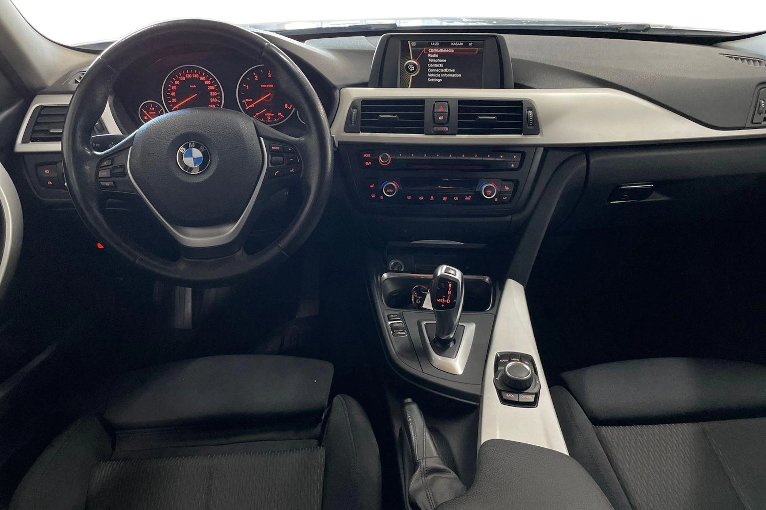 Sininen BMW 320 2013 kuva 9.