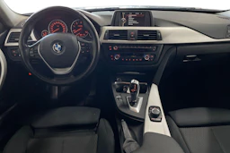 Sininen BMW 320 2013 kuva 9.