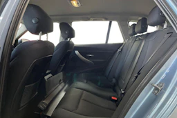 Sininen BMW 320 2013 kuva 11.