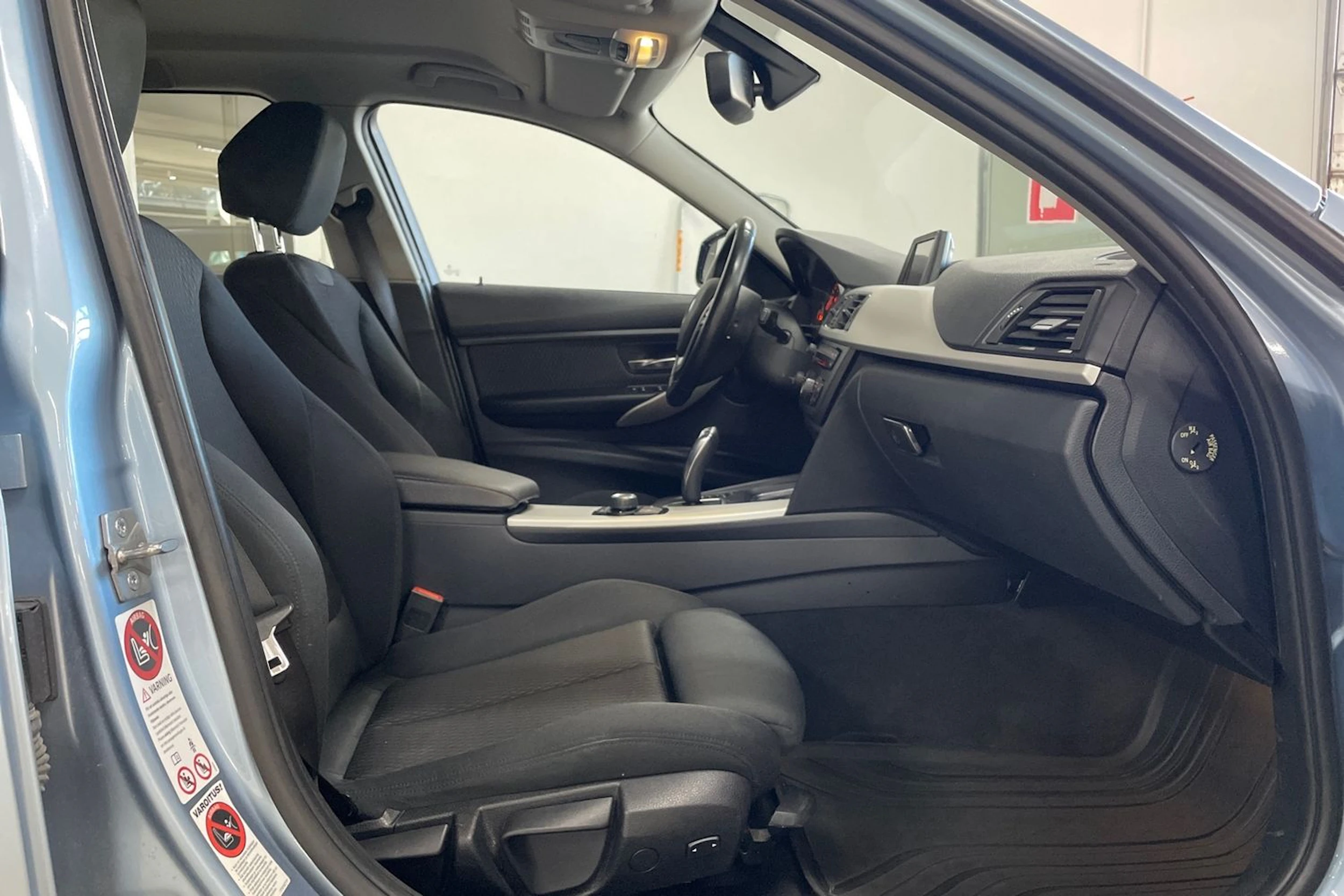 Sininen BMW 320 2013 kuva 15.