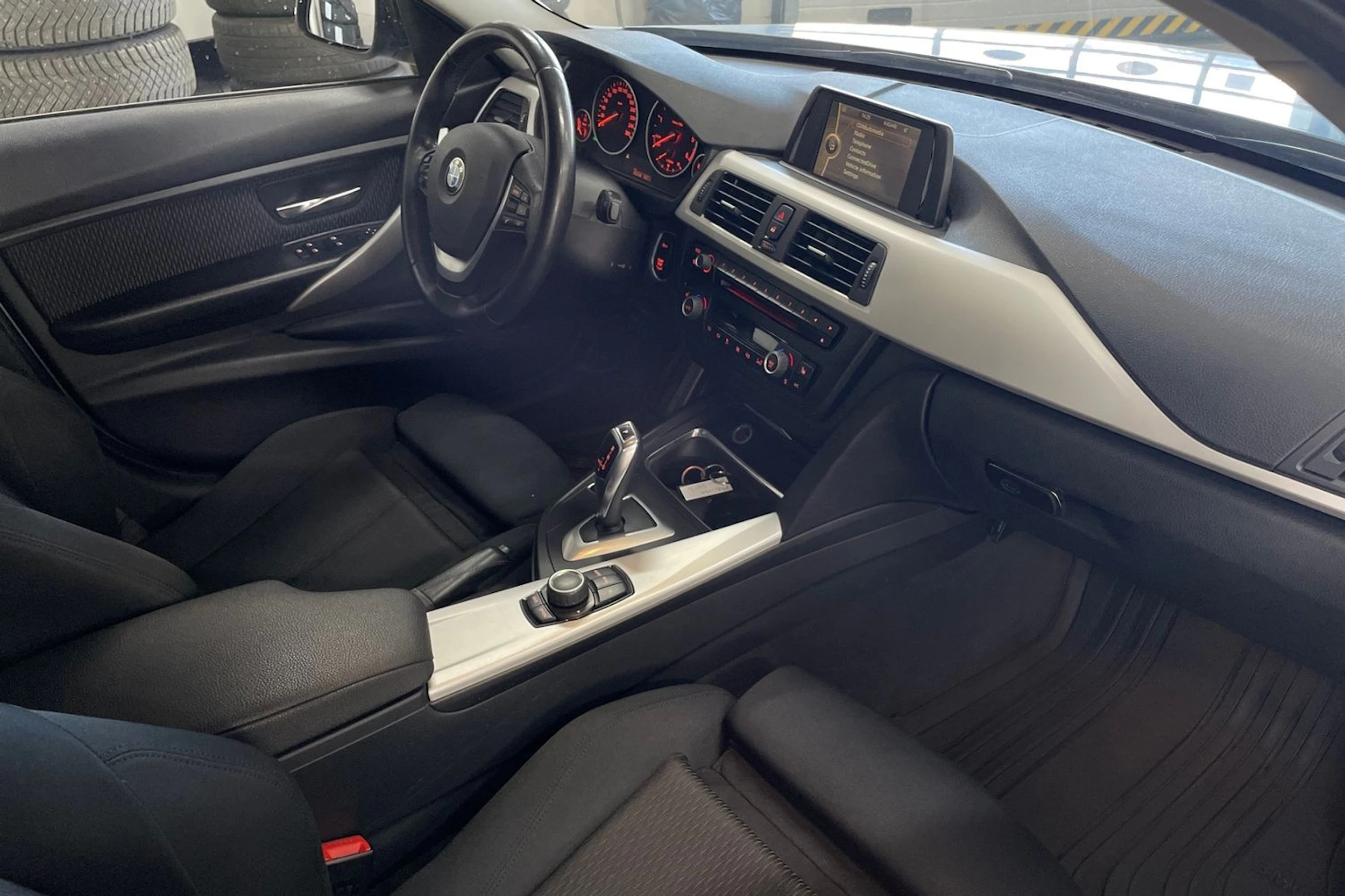 Sininen BMW 320 2013 kuva 16.