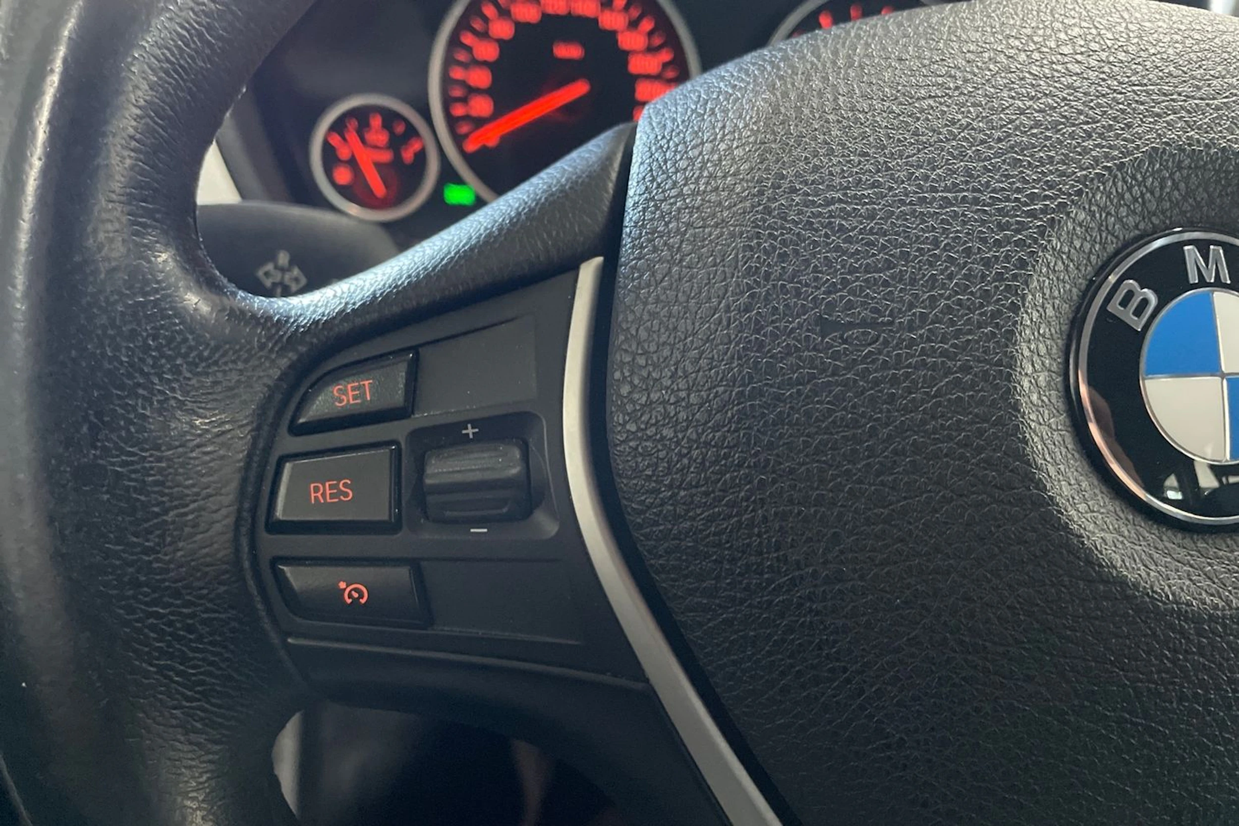 Sininen BMW 320 2013 kuva 25.