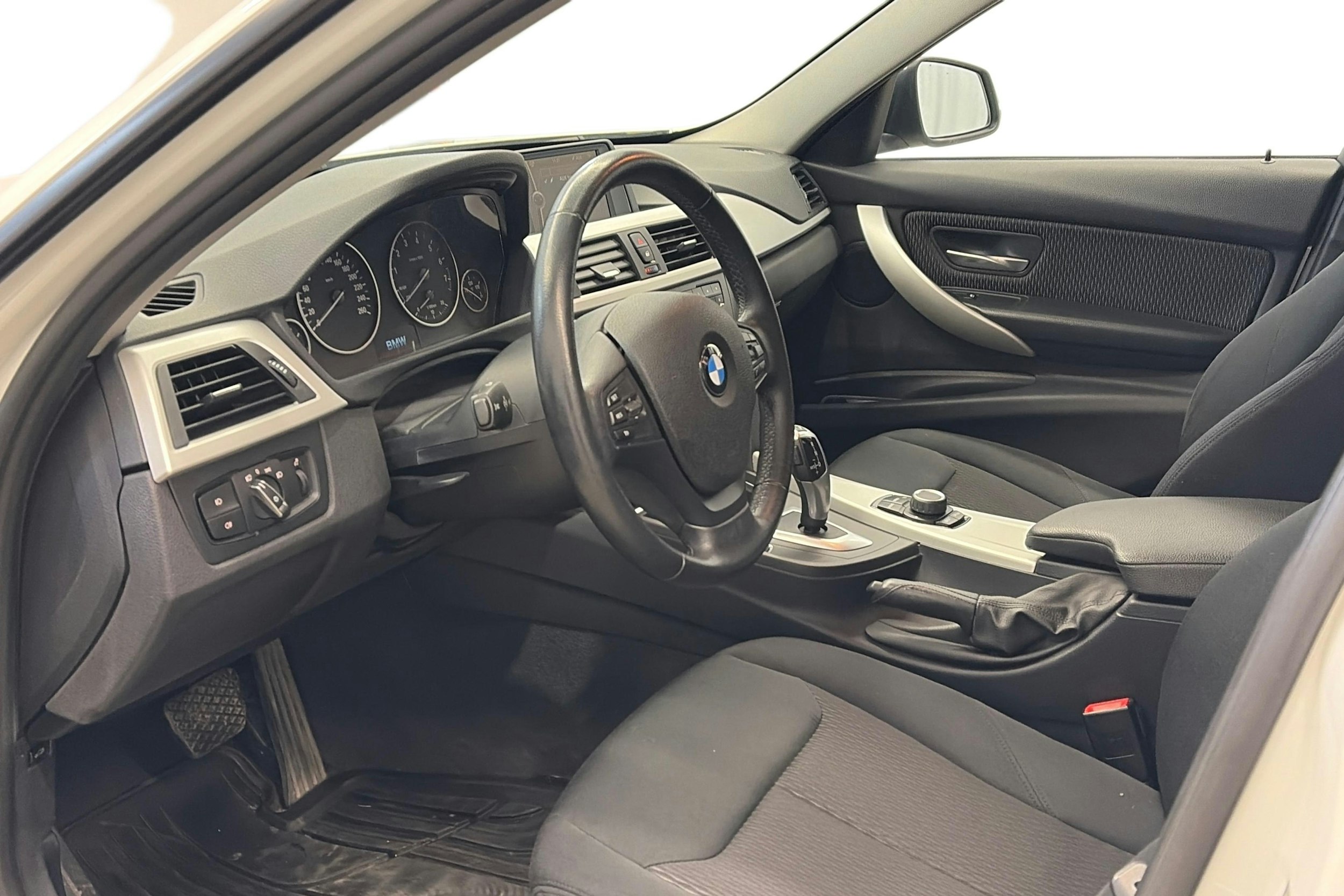 valkoinen BMW 320 2013 kuva 7.