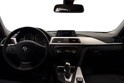 valkoinen BMW 320 2013 kuva 9.