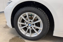 valkoinen BMW 320 2013 kuva 13.