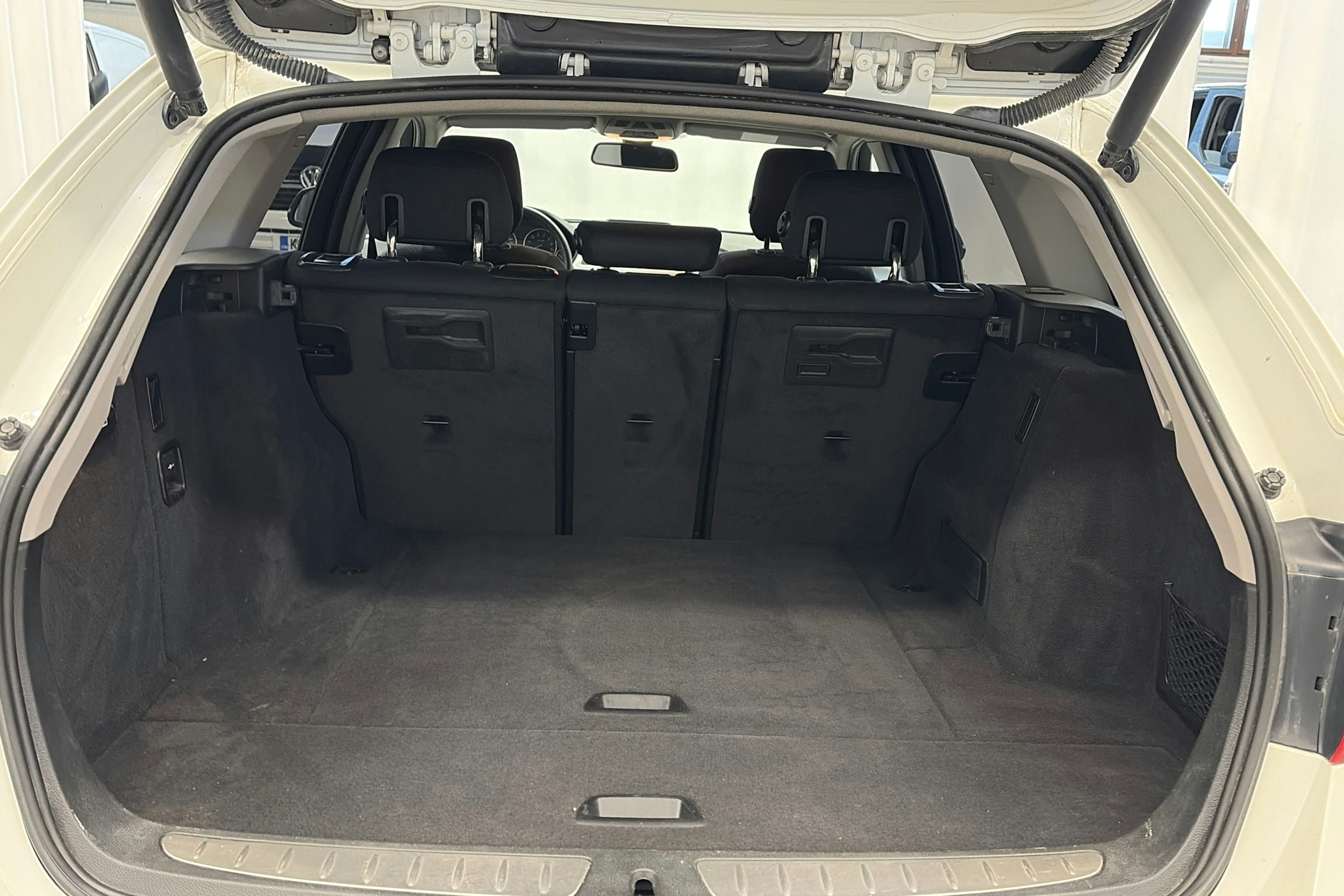 valkoinen BMW 320 2013 kuva 15.