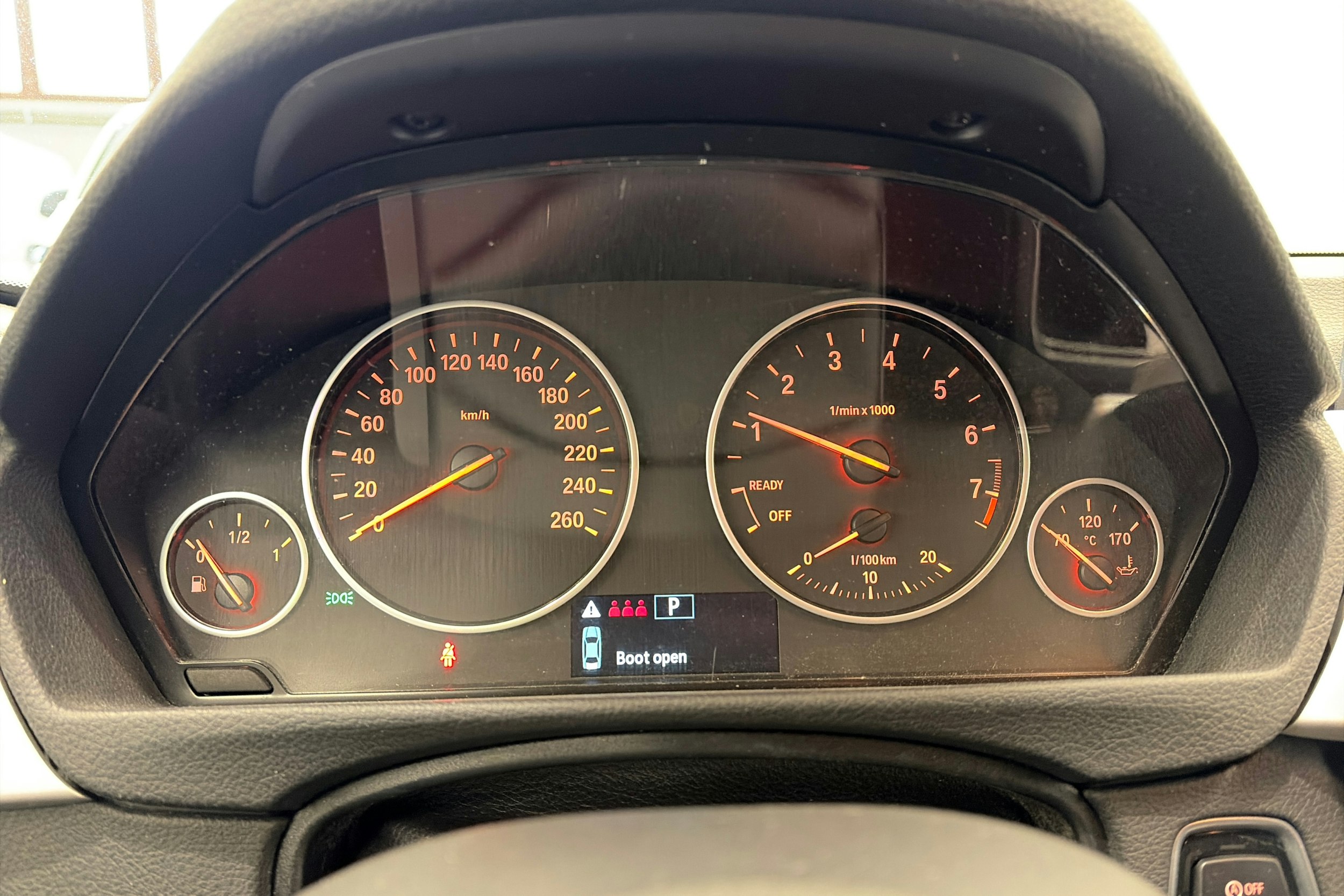 valkoinen BMW 320 2013 kuva 16.