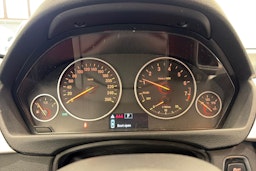 valkoinen BMW 320 2013 kuva 16.