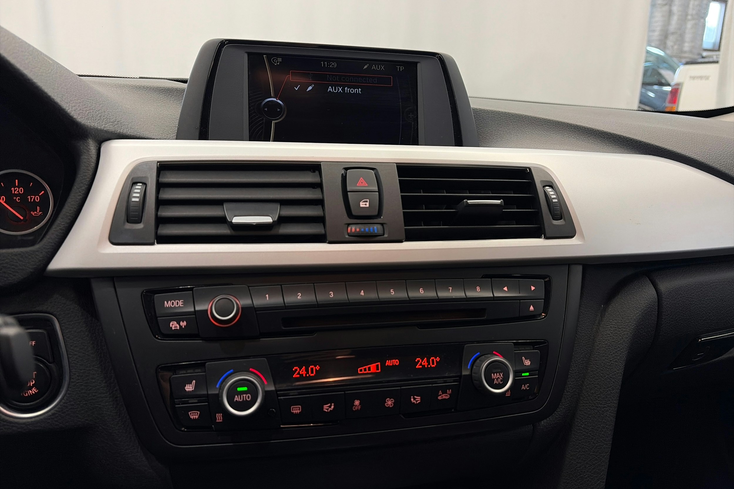 valkoinen BMW 320 2013 kuva 17.