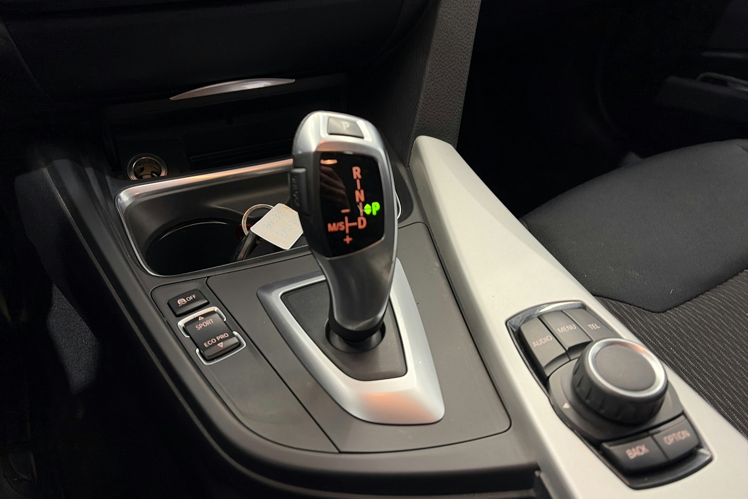 valkoinen BMW 320 2013 kuva 18.