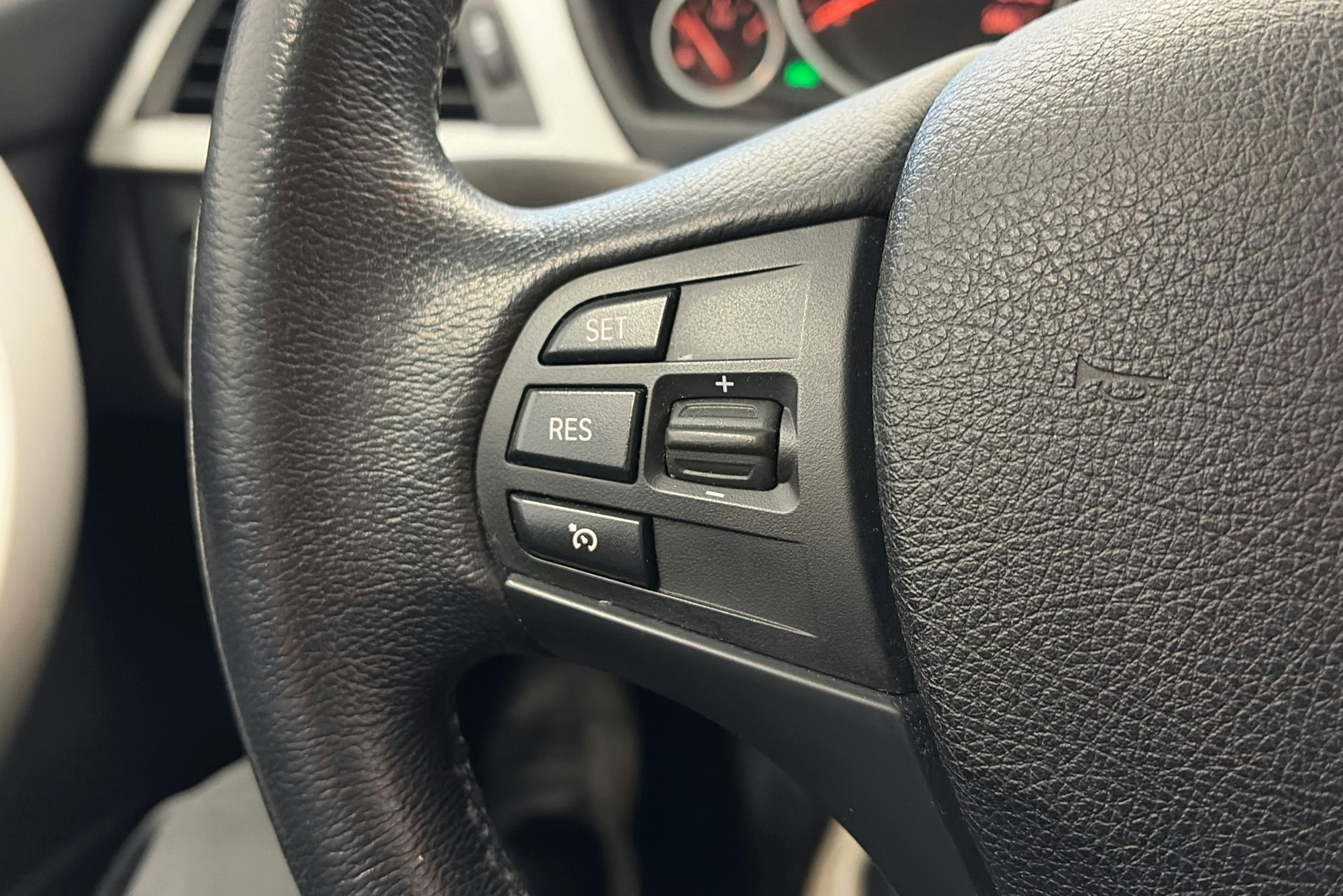 valkoinen BMW 320 2013 kuva 19.