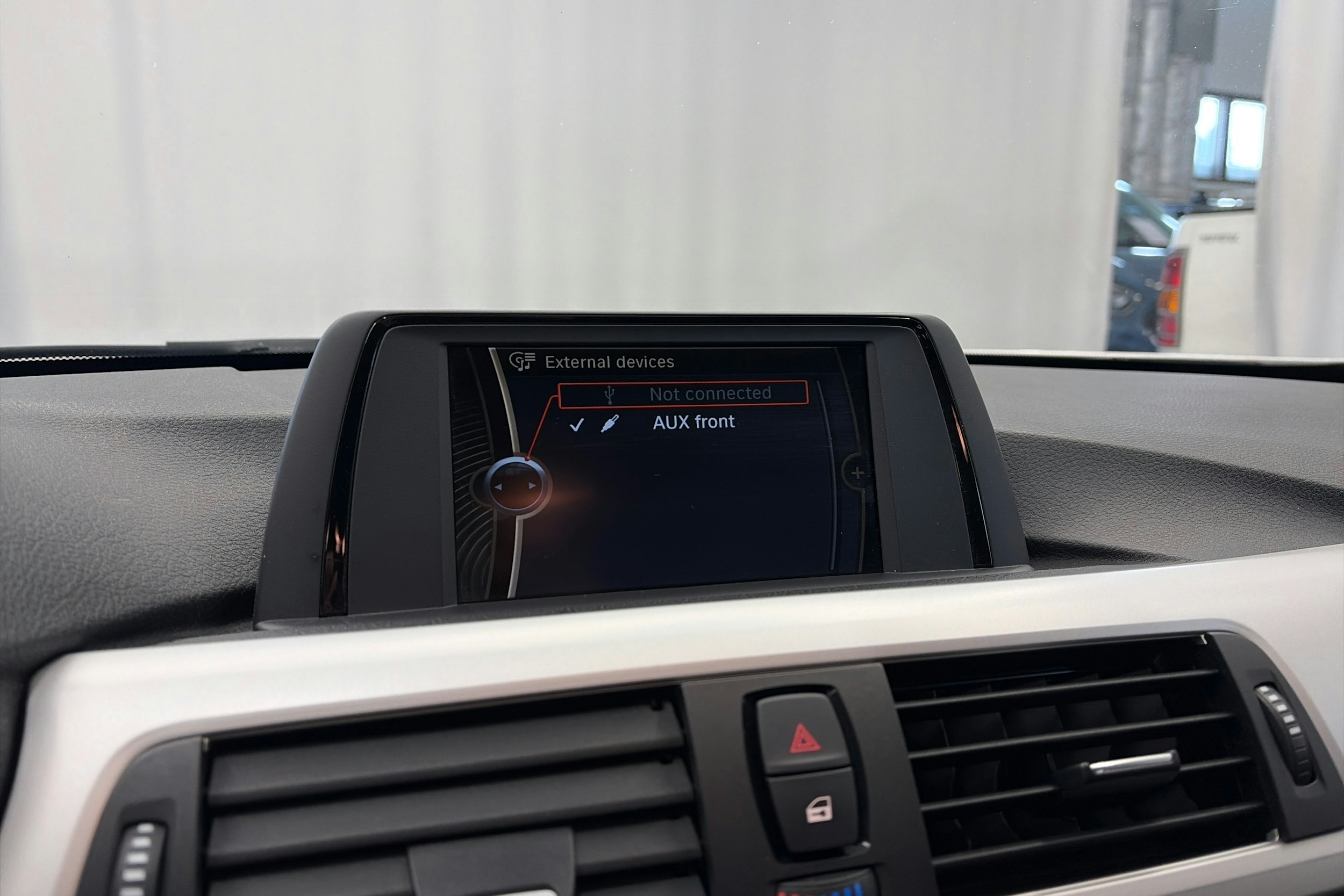 valkoinen BMW 320 2013 kuva 20.