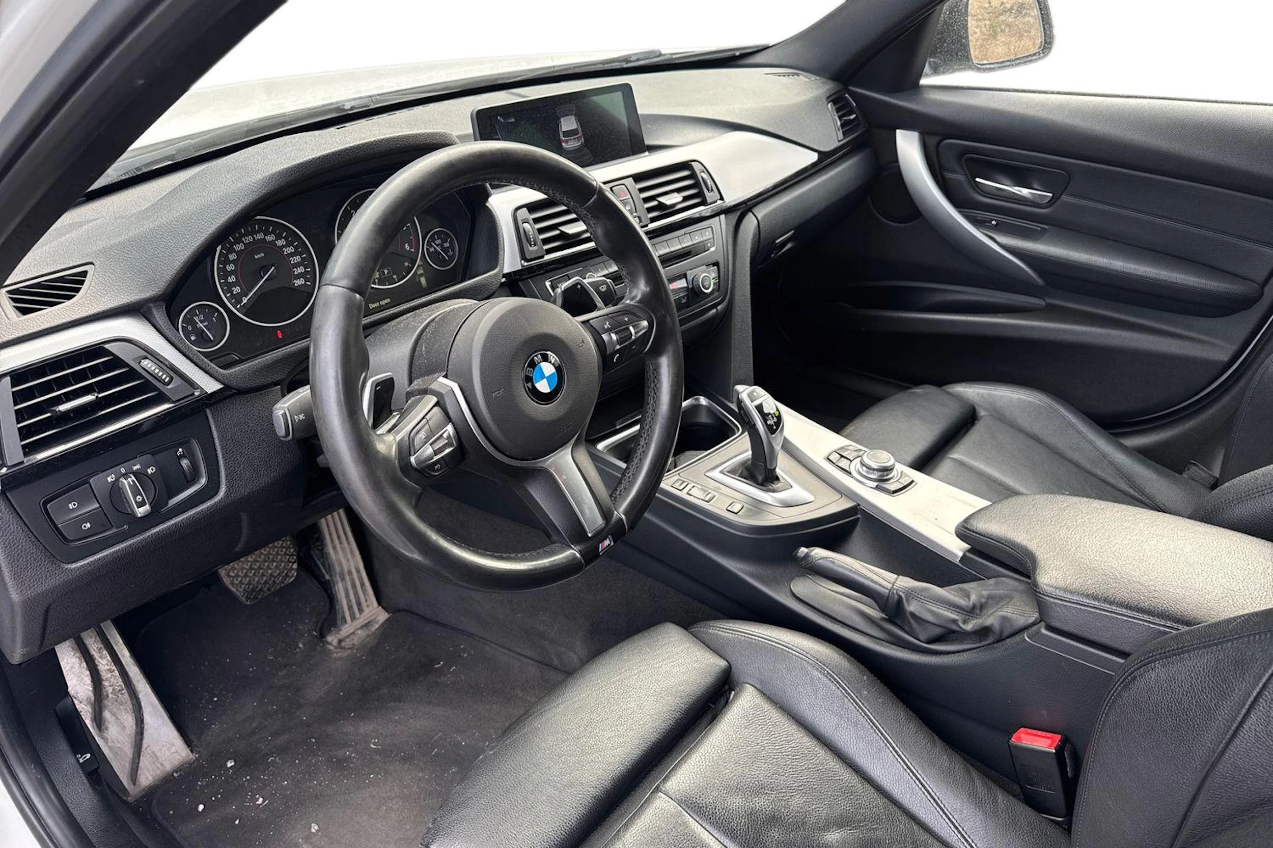 valkoinen BMW 320 2013 kuva 3.