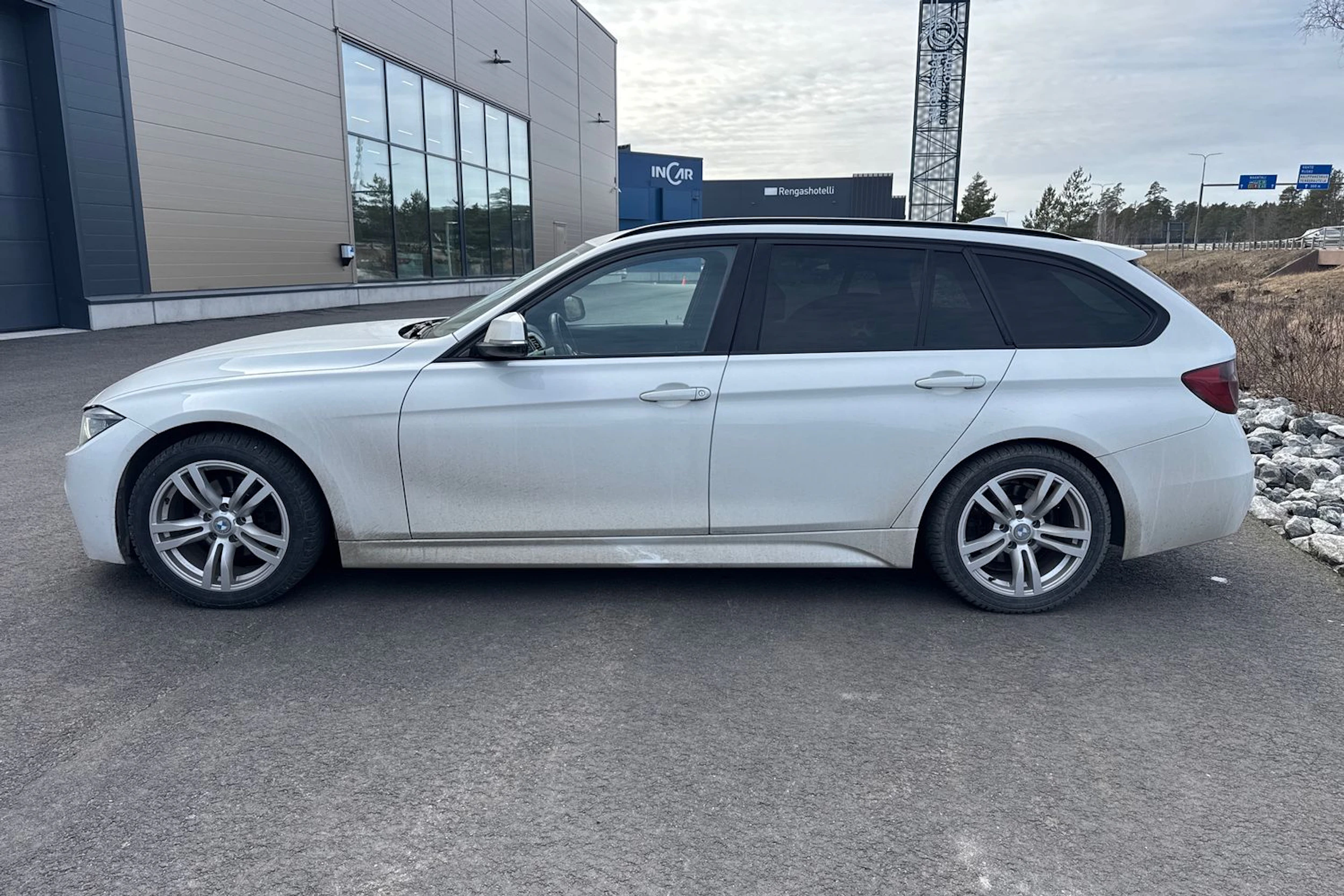 valkoinen BMW 320 2013 kuva 5.