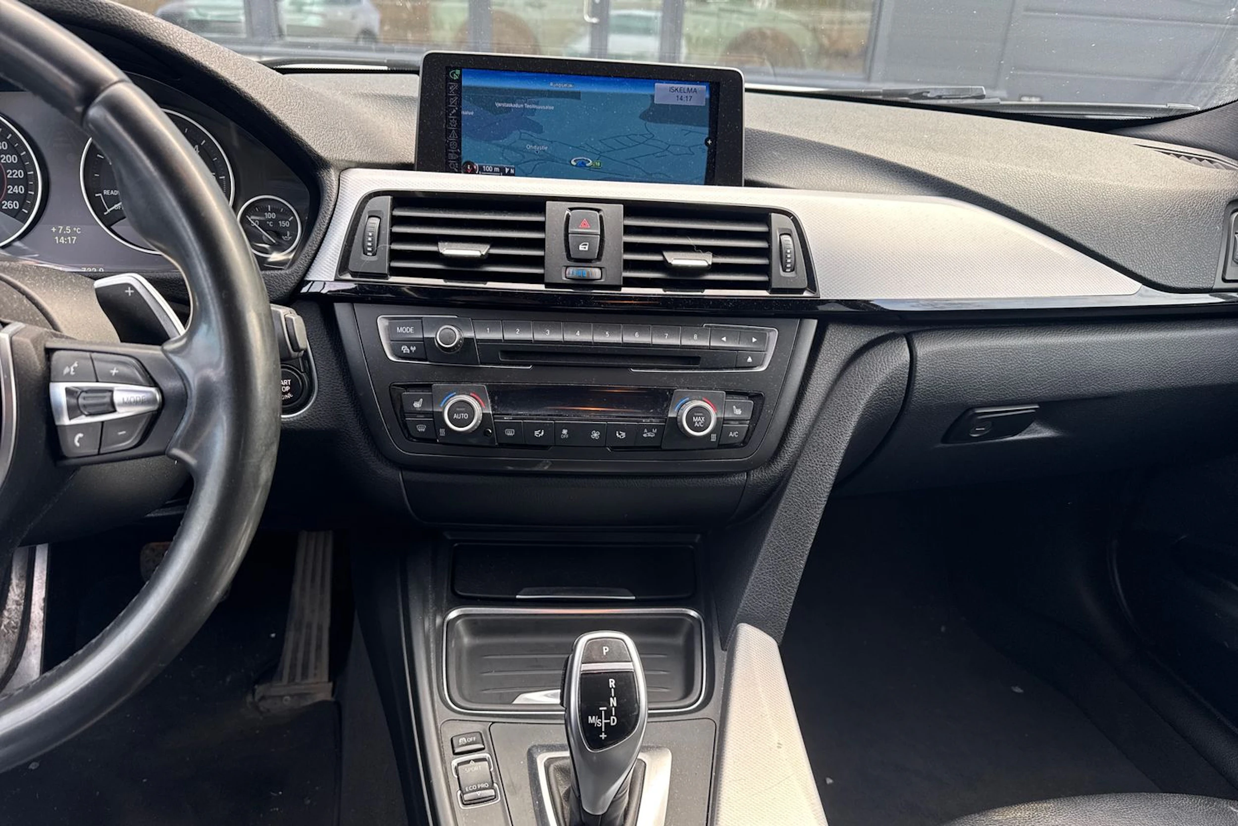 valkoinen BMW 320 2013 kuva 6.