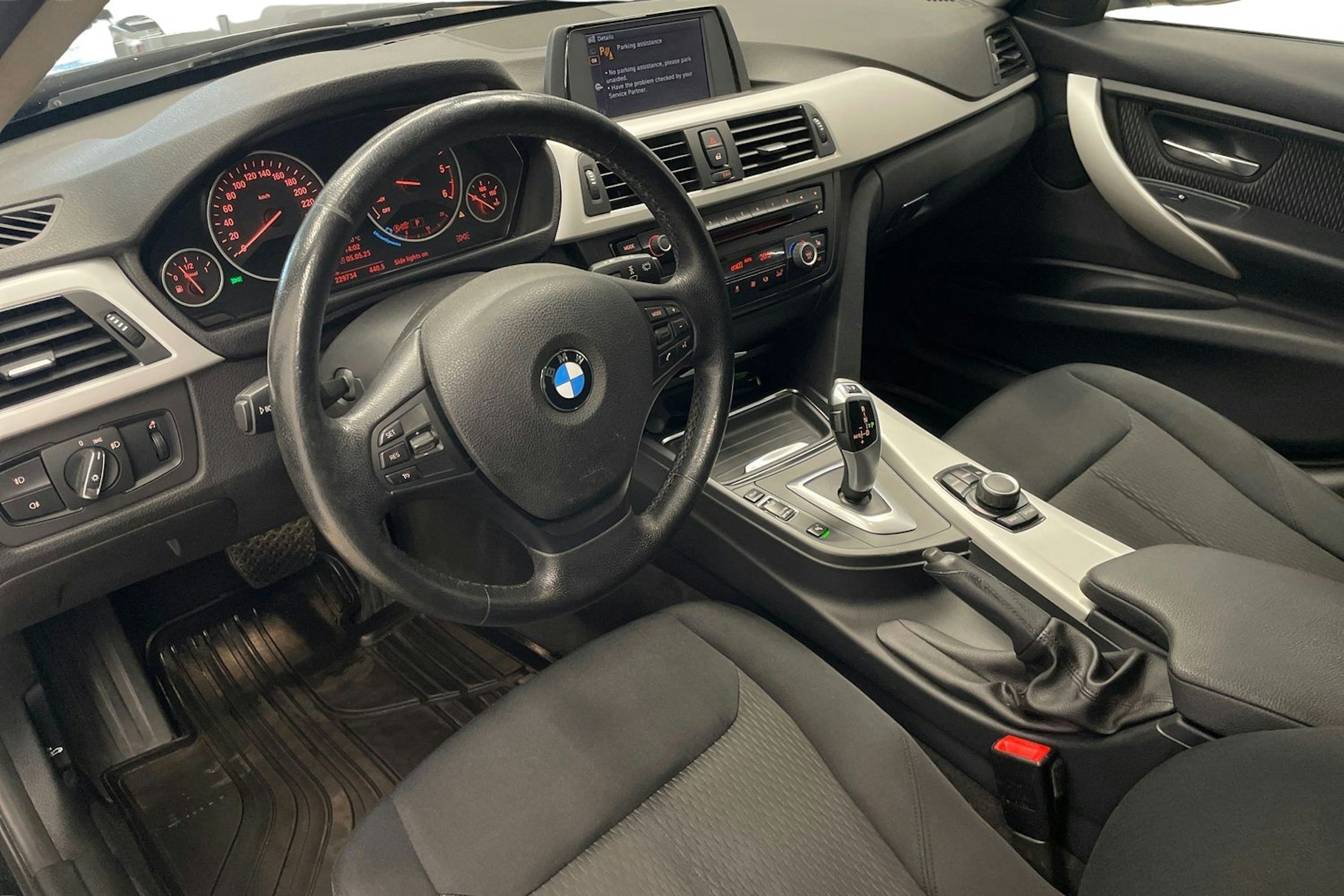 Musta BMW 320 2013 kuva 7.