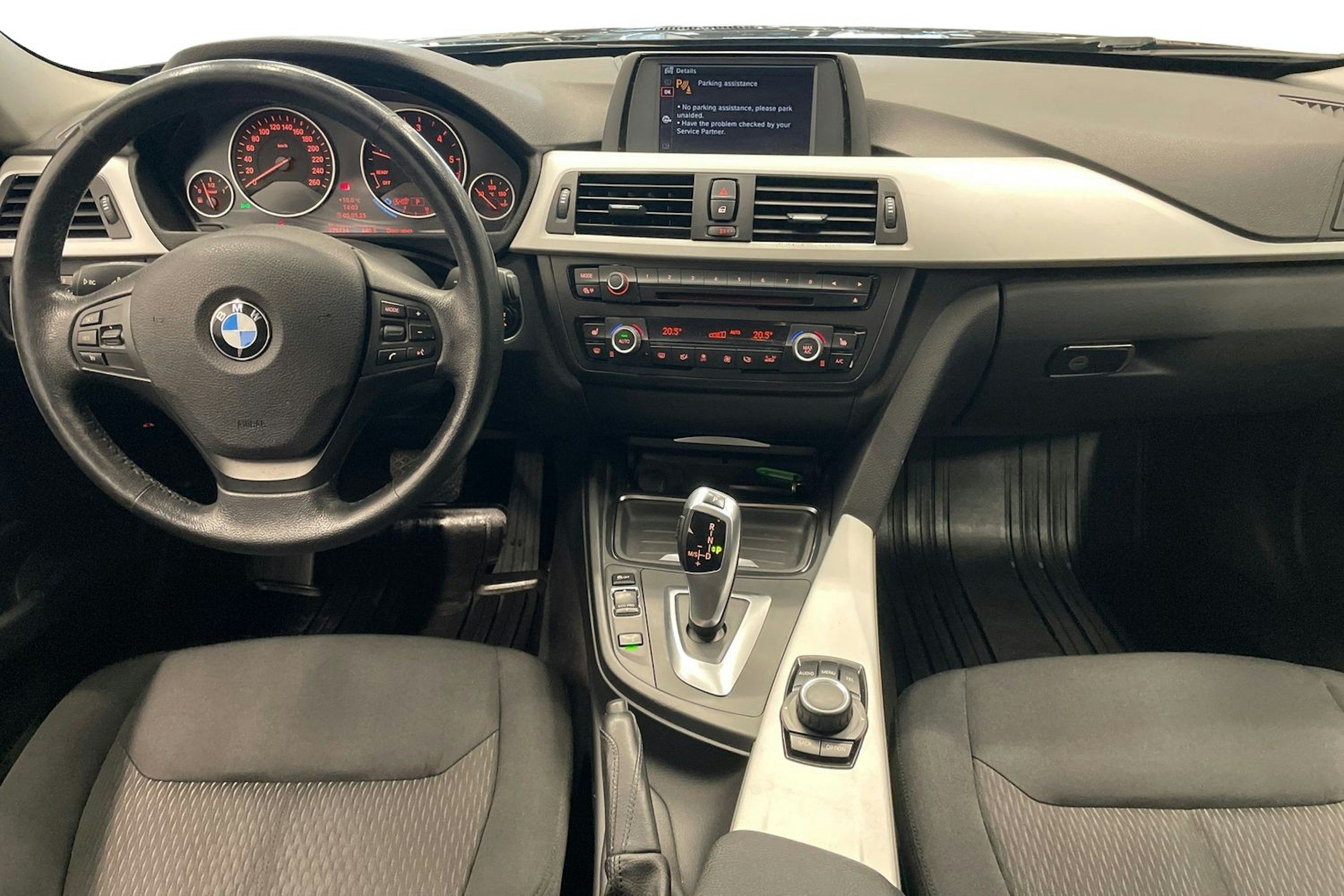 Musta BMW 320 2013 kuva 9.