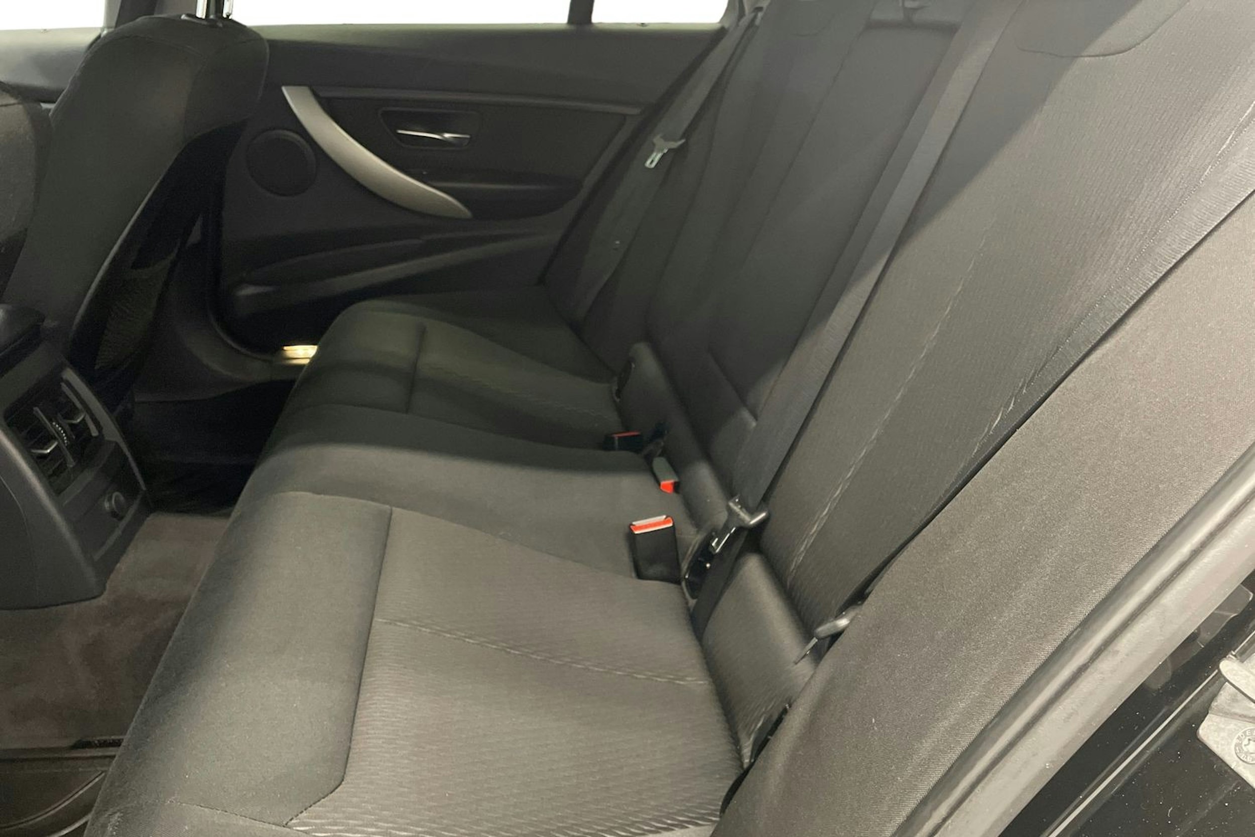 Musta BMW 320 2013 kuva 10.