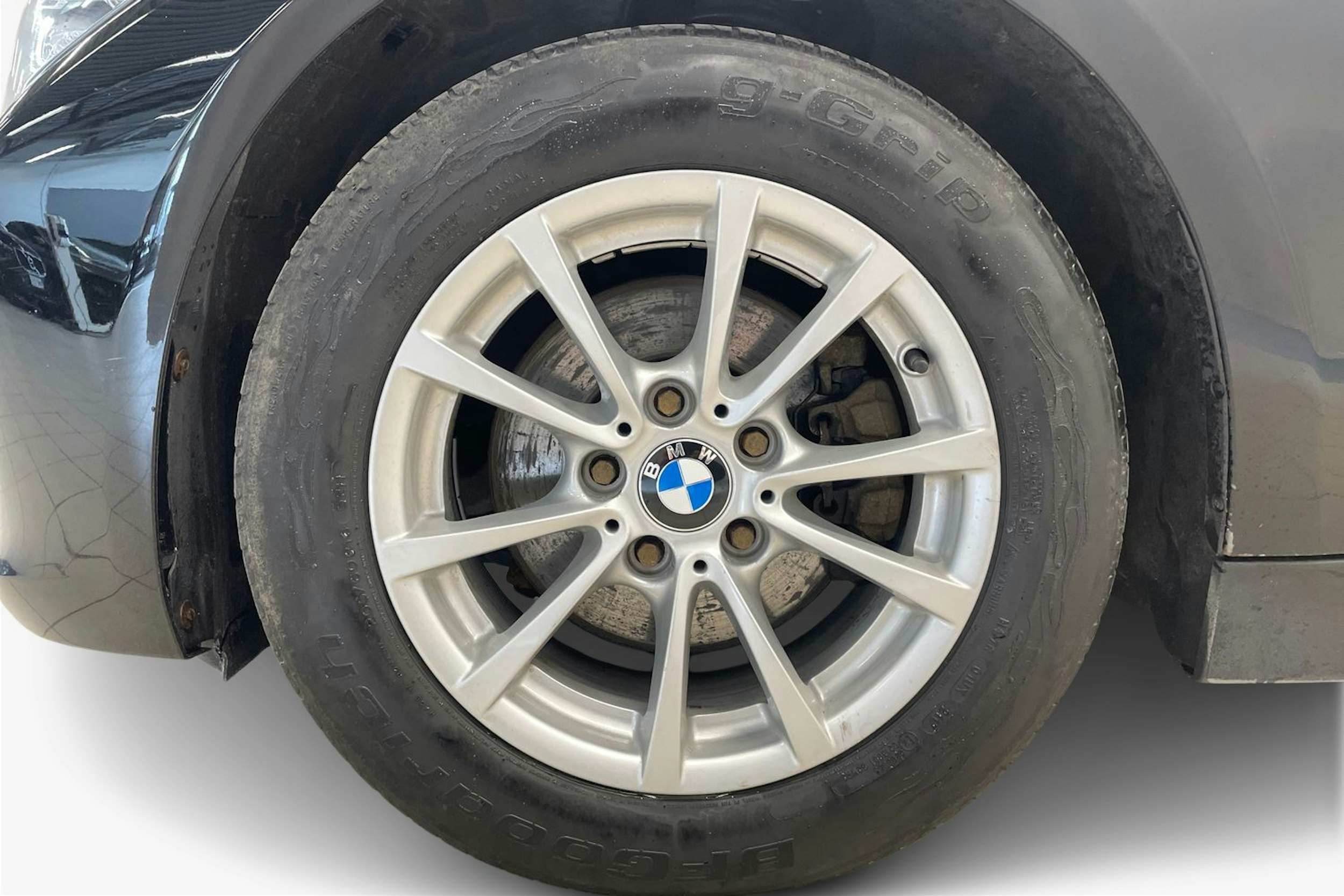 Musta BMW 320 2013 kuva 11.