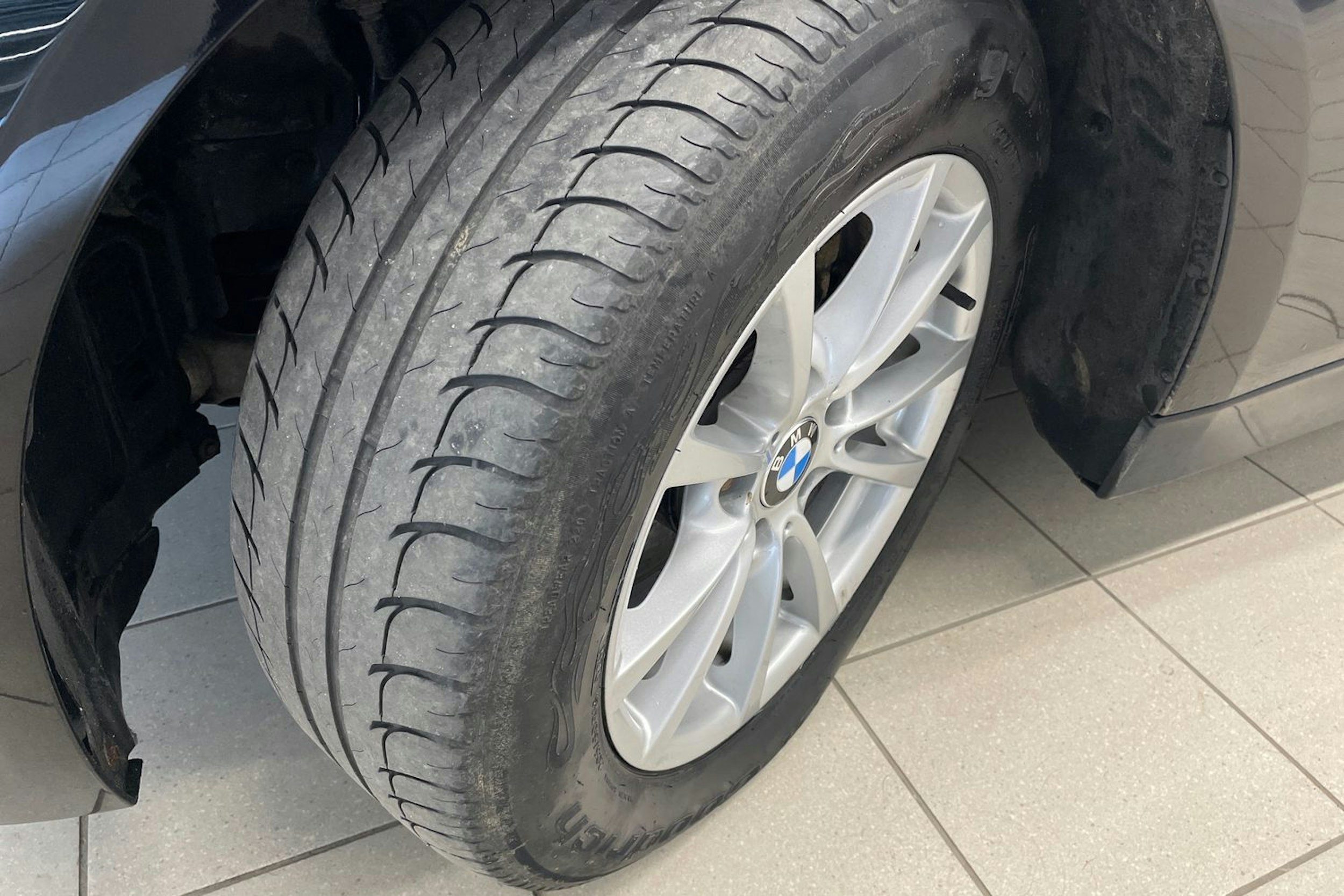 Musta BMW 320 2013 kuva 13.