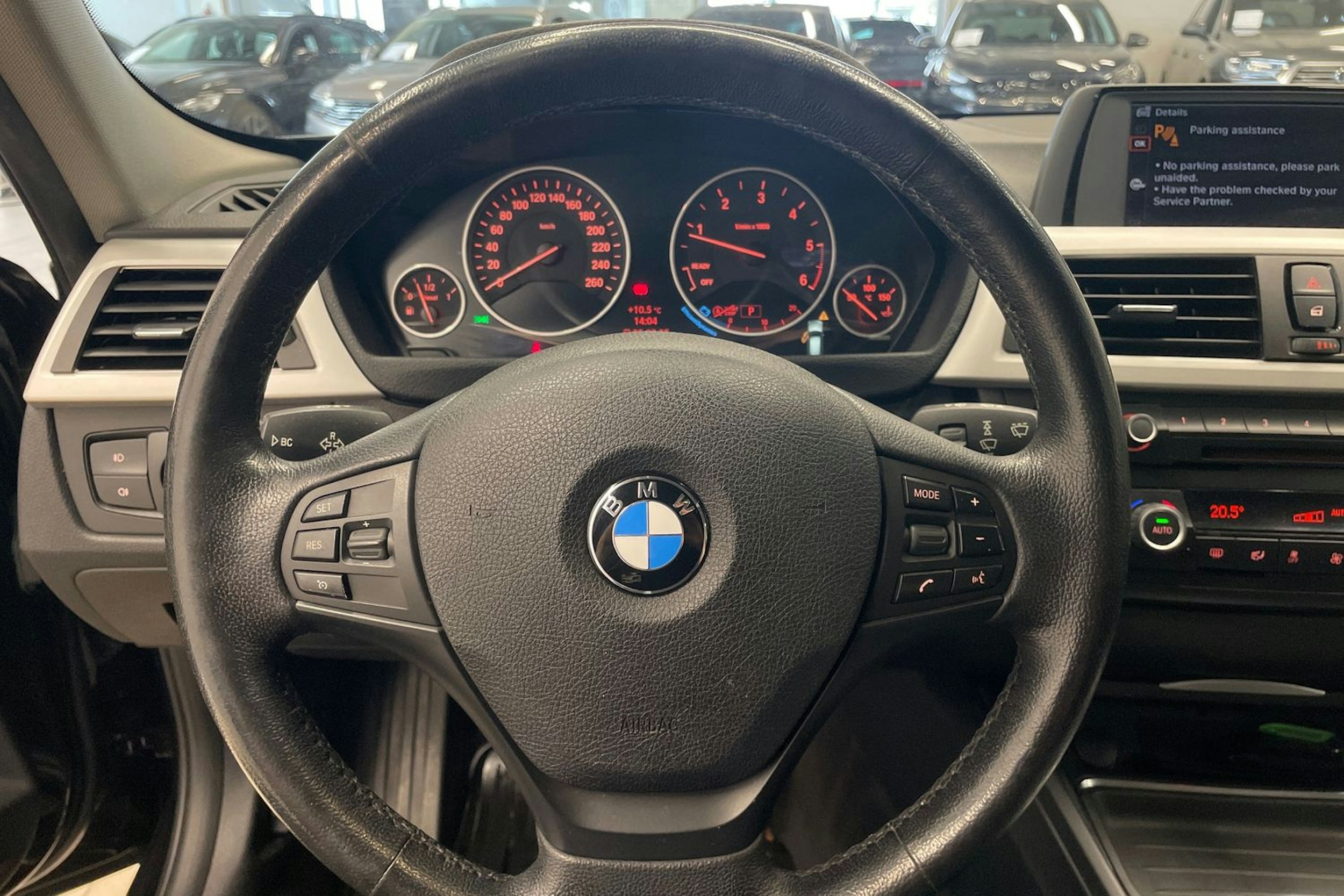 Musta BMW 320 2013 kuva 15.