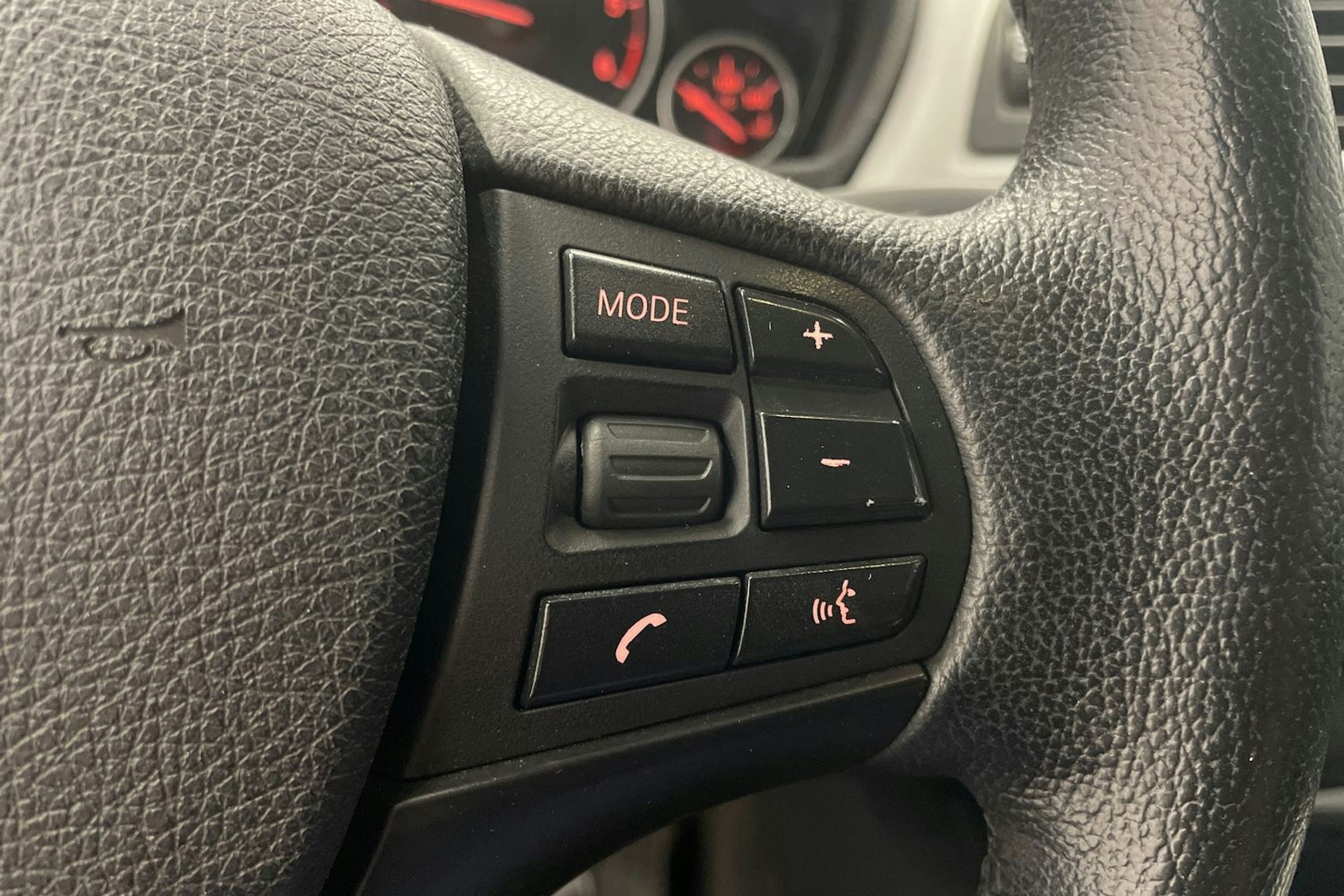 Musta BMW 320 2013 kuva 17.