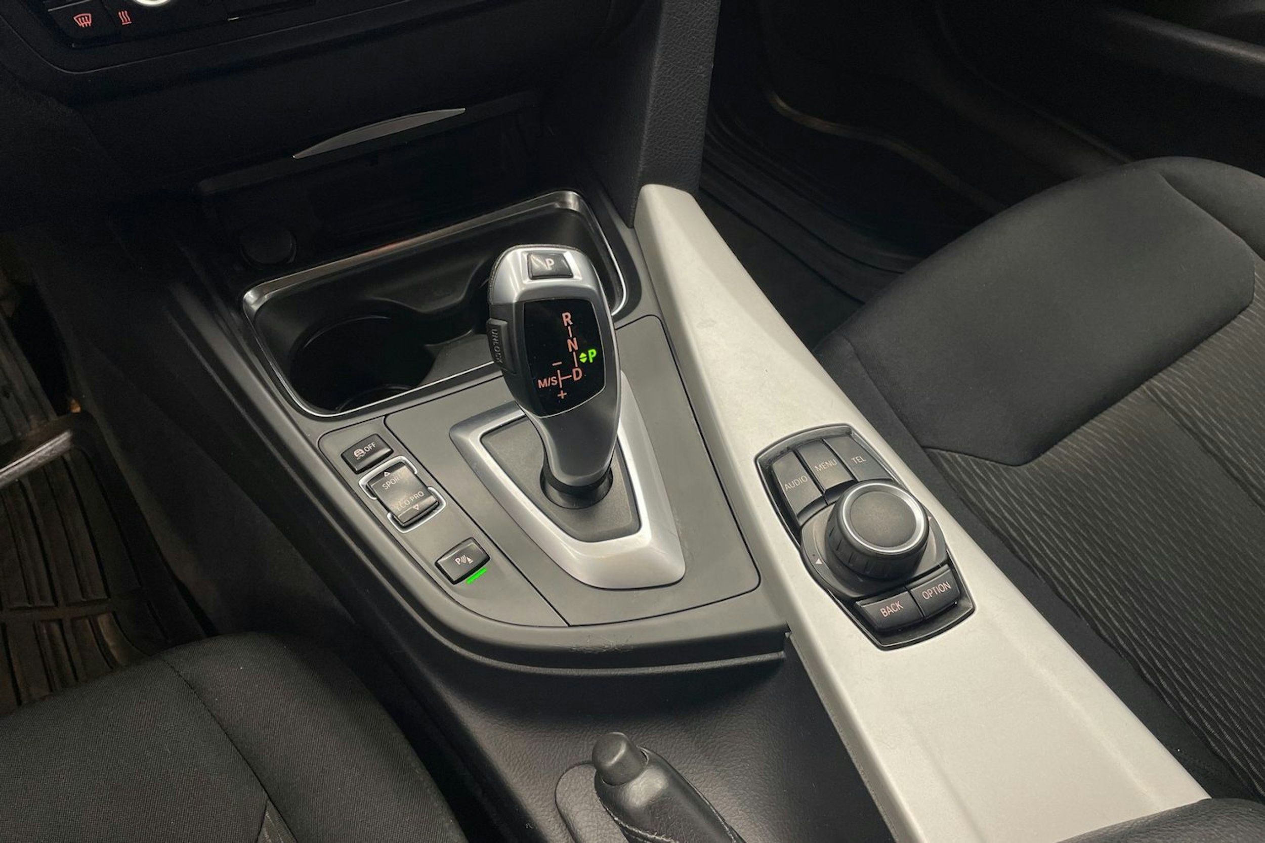 Musta BMW 320 2013 kuva 18.