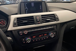 Musta BMW 320 2013 kuva 19.