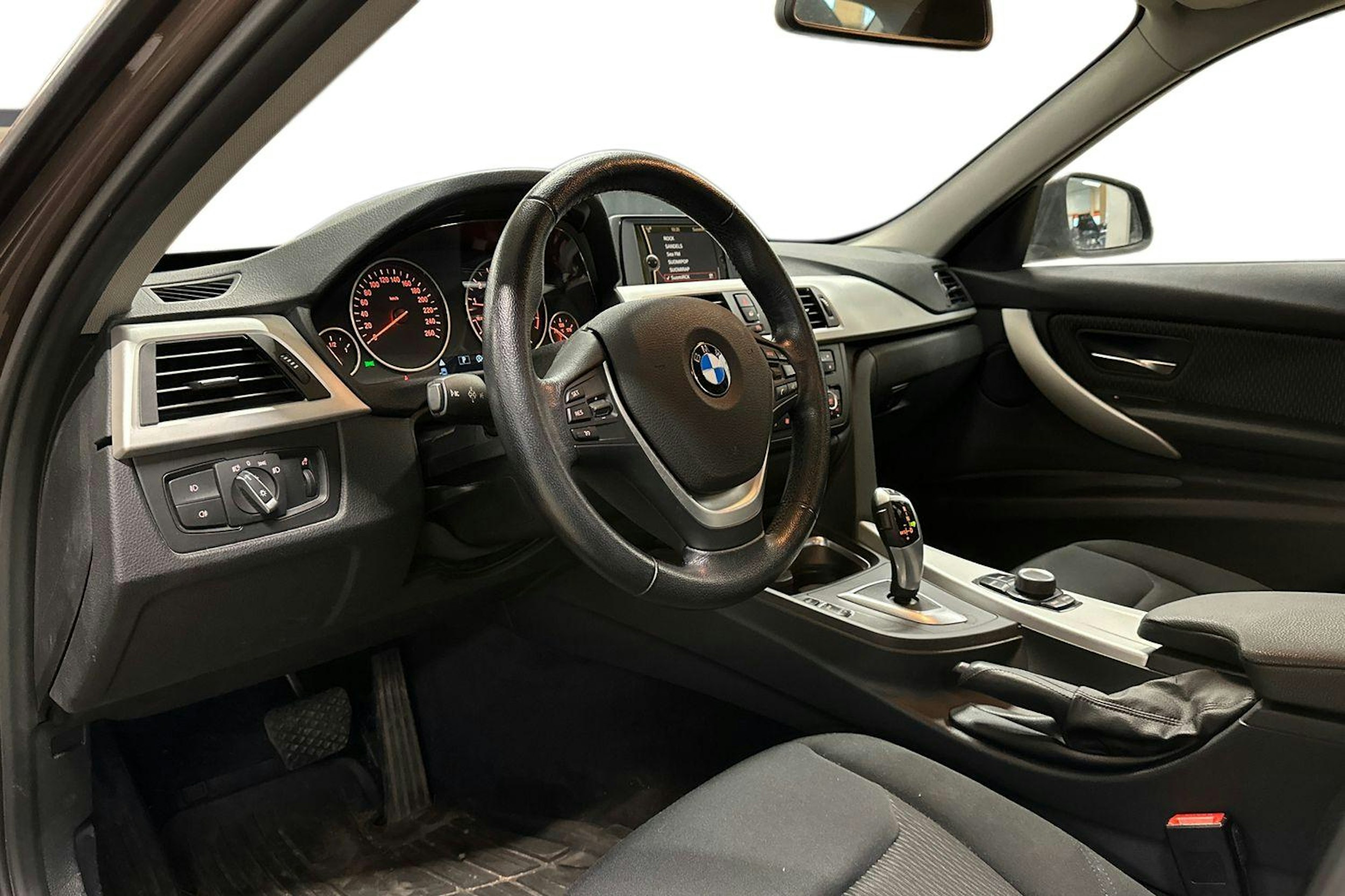 Ruskea (beige) BMW 320 2013 kuva 3.
