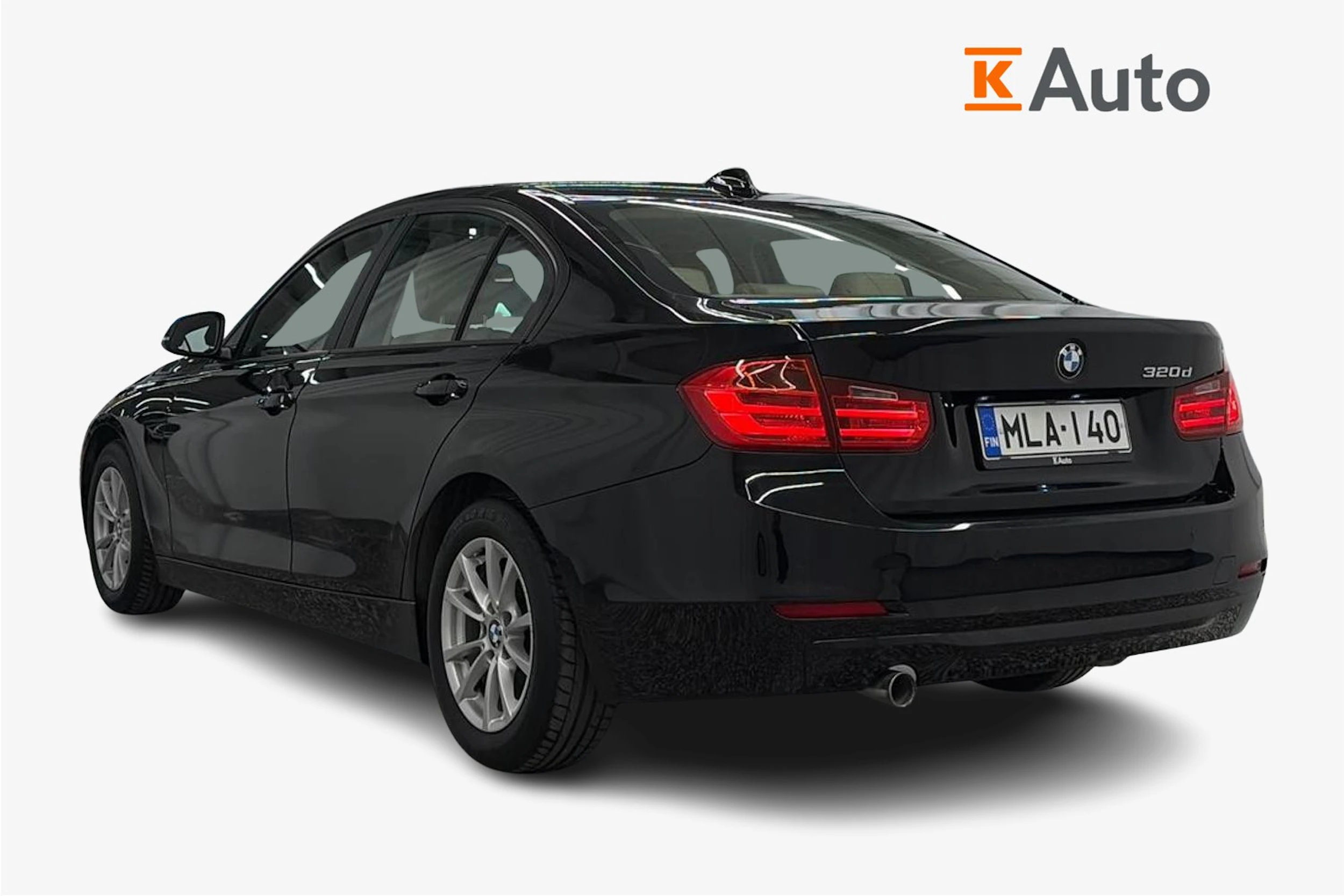 musta BMW 320 2013 kuva 3.