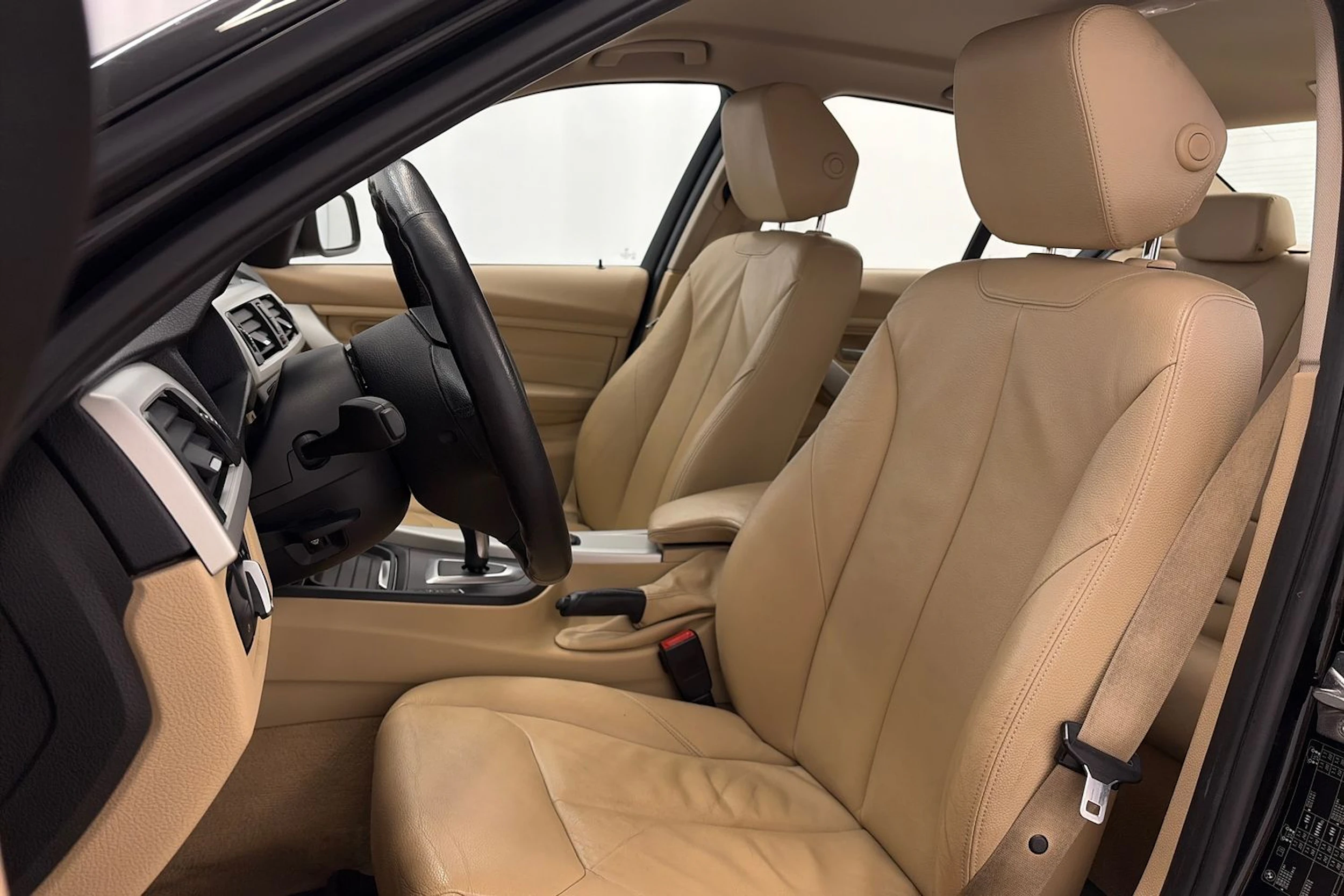 musta BMW 320 2013 kuva 16.
