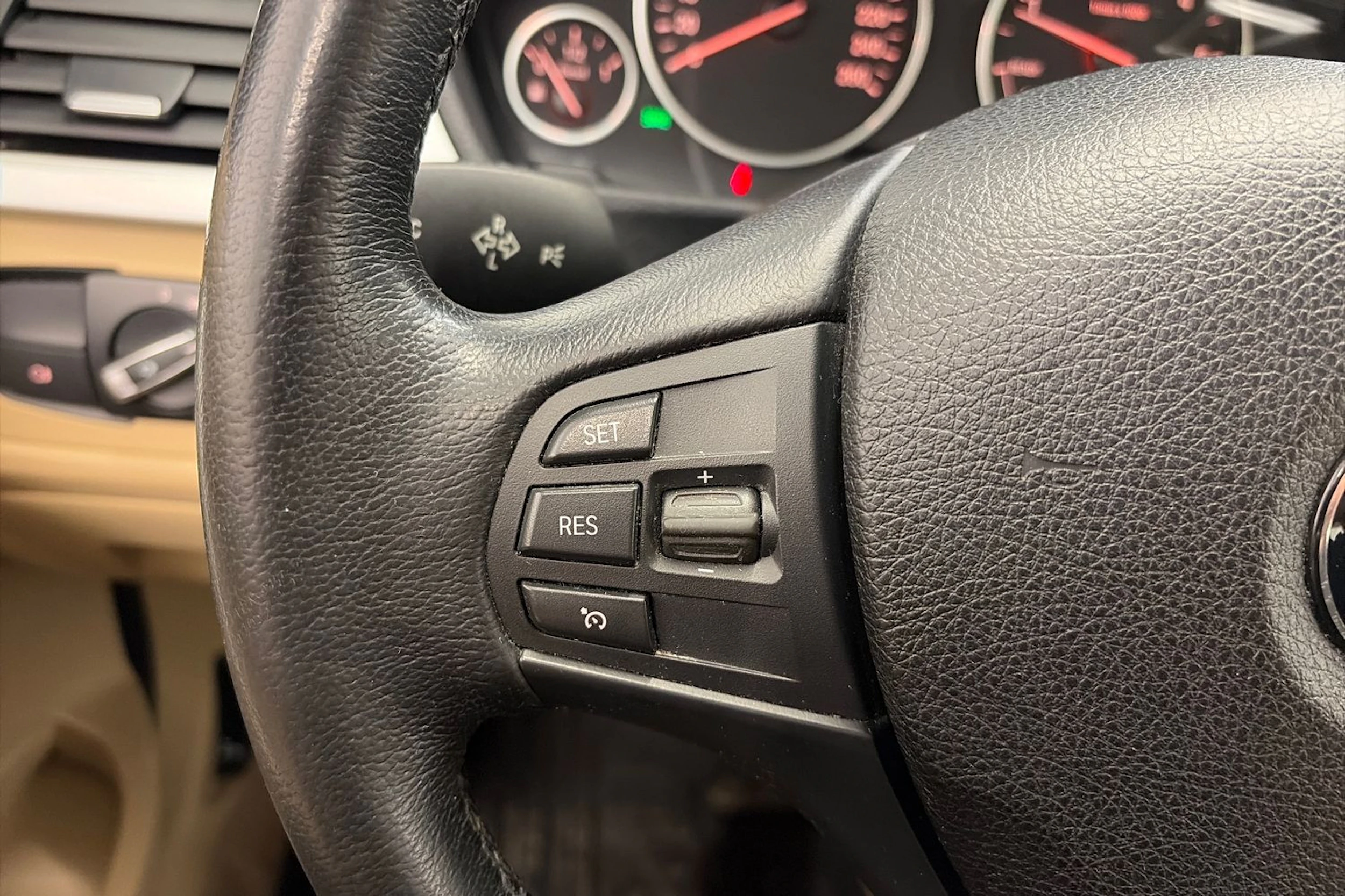 musta BMW 320 2013 kuva 18.