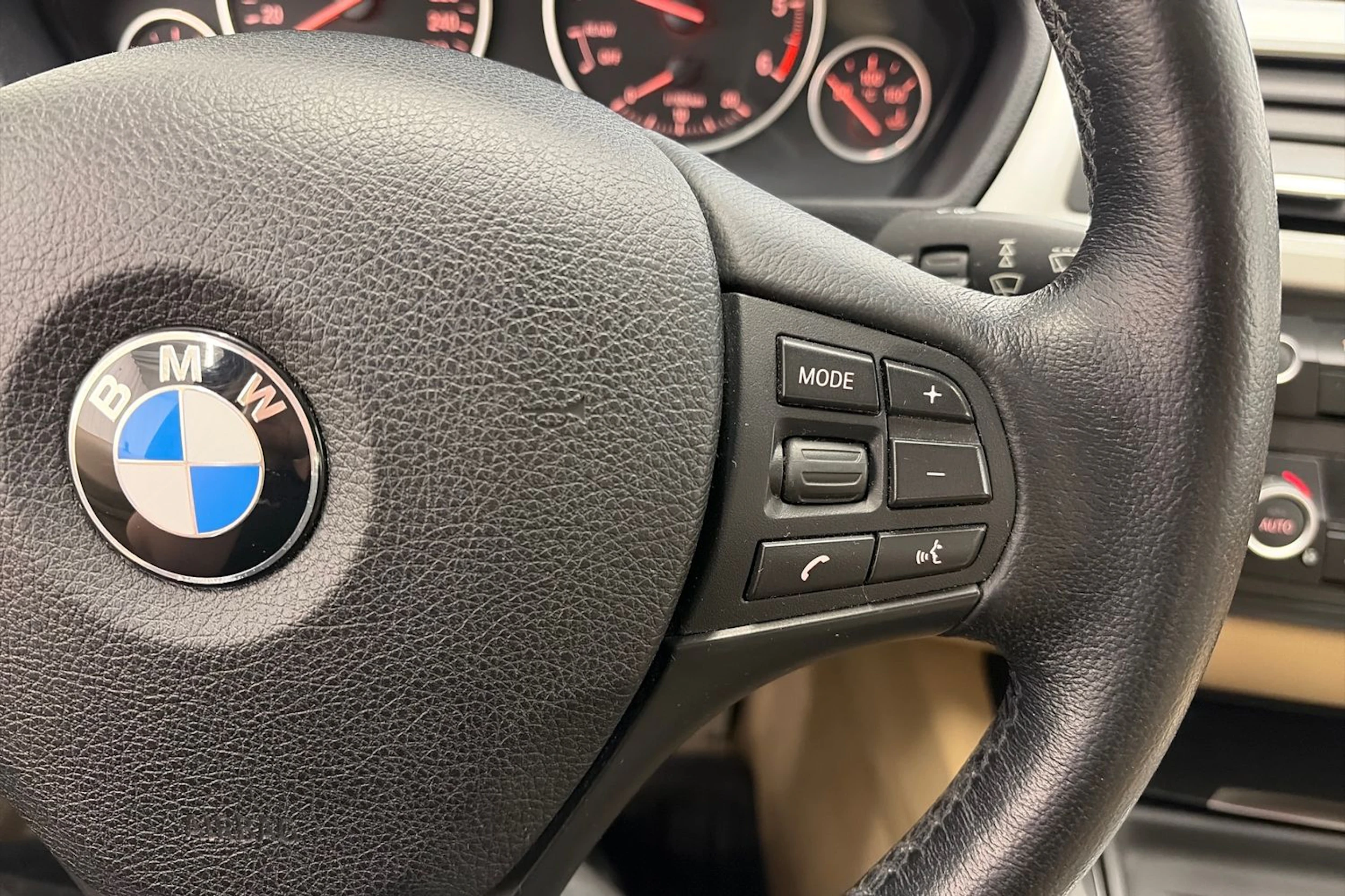 musta BMW 320 2013 kuva 19.