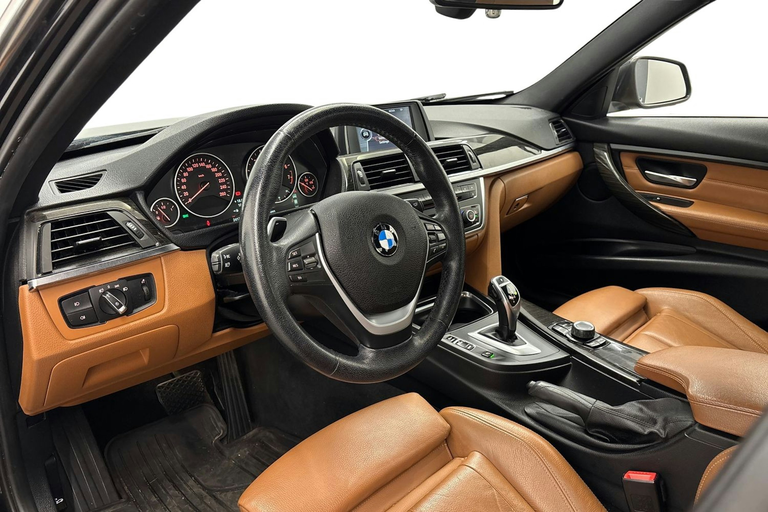 musta BMW 320 2013 kuva 3.