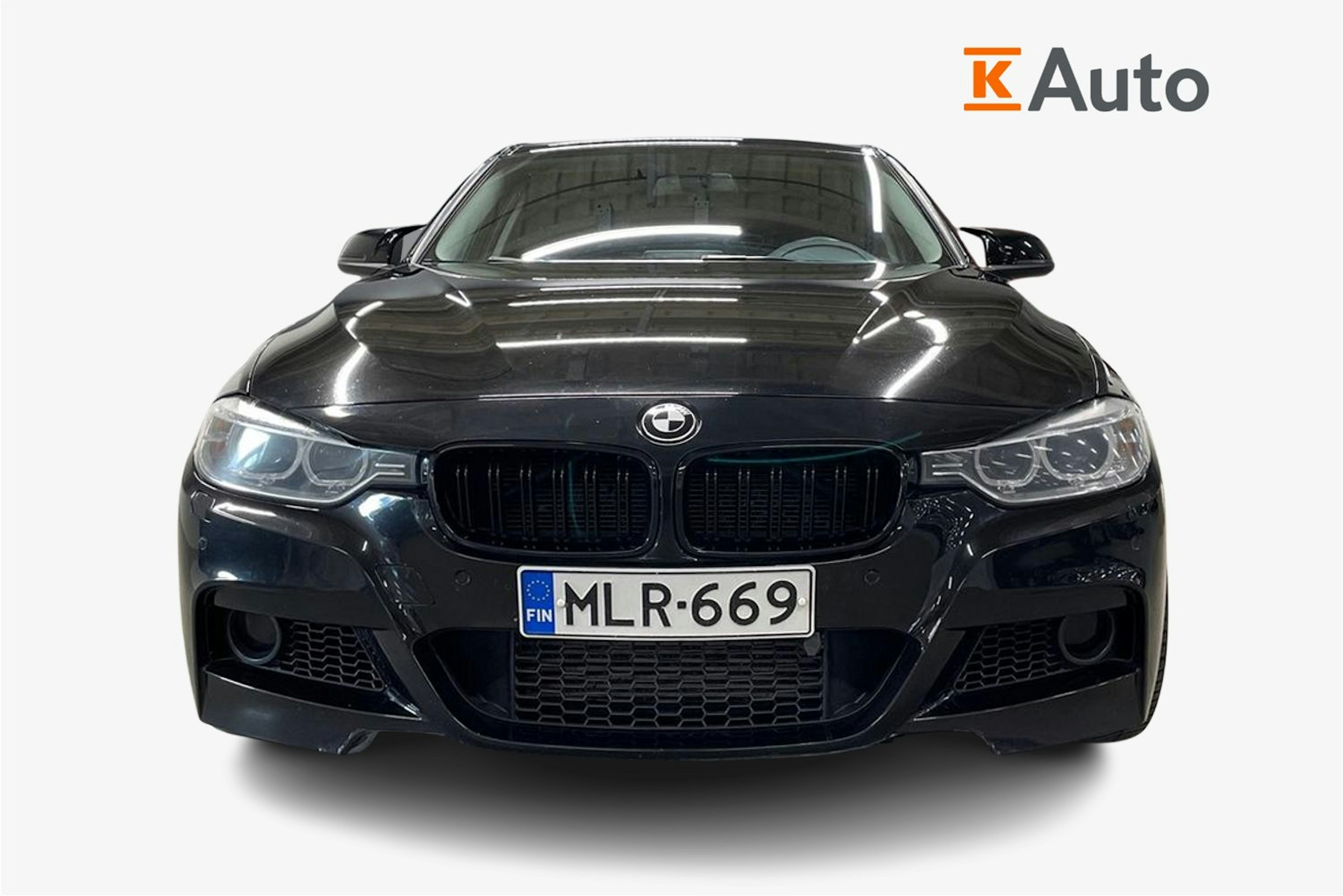 musta BMW 320 2013 kuva 5.