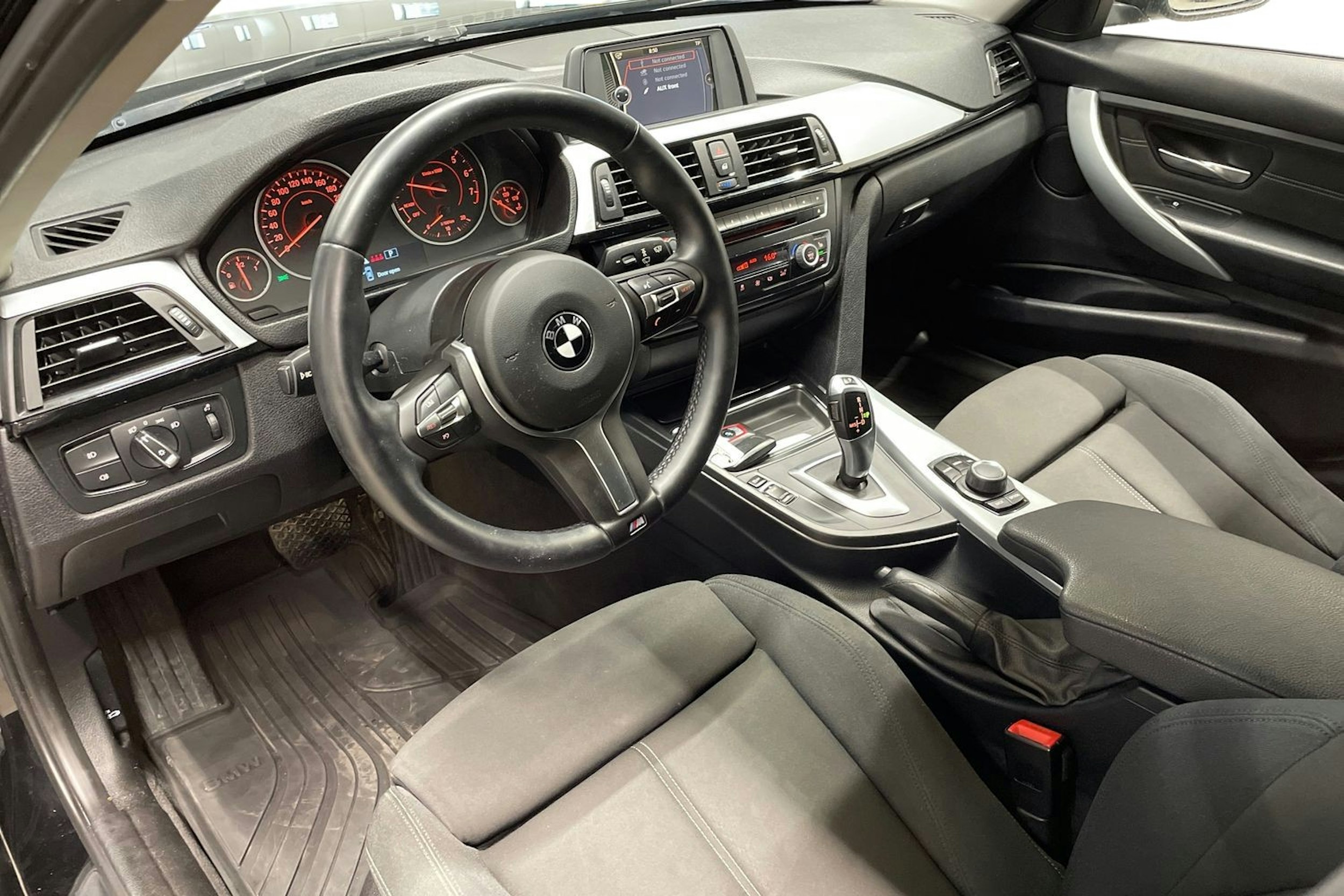 musta BMW 320 2013 kuva 7.