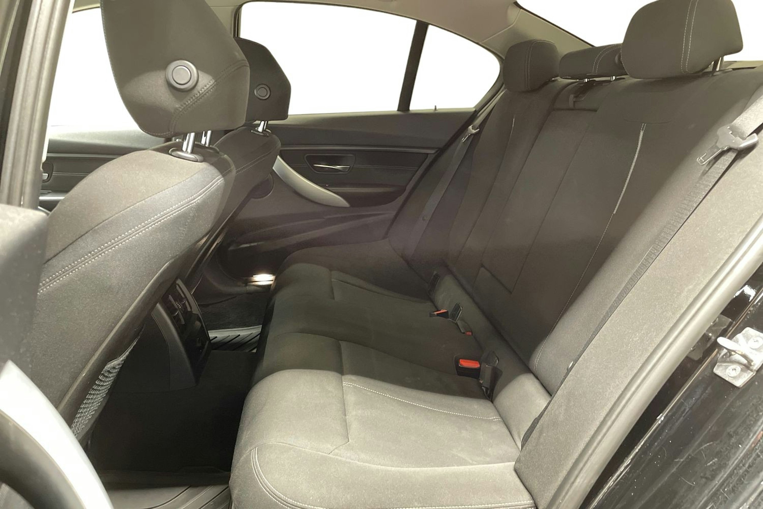 musta BMW 320 2013 kuva 10.