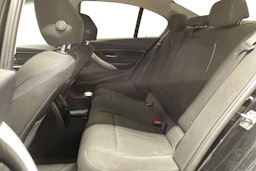 musta BMW 320 2013 kuva 10.