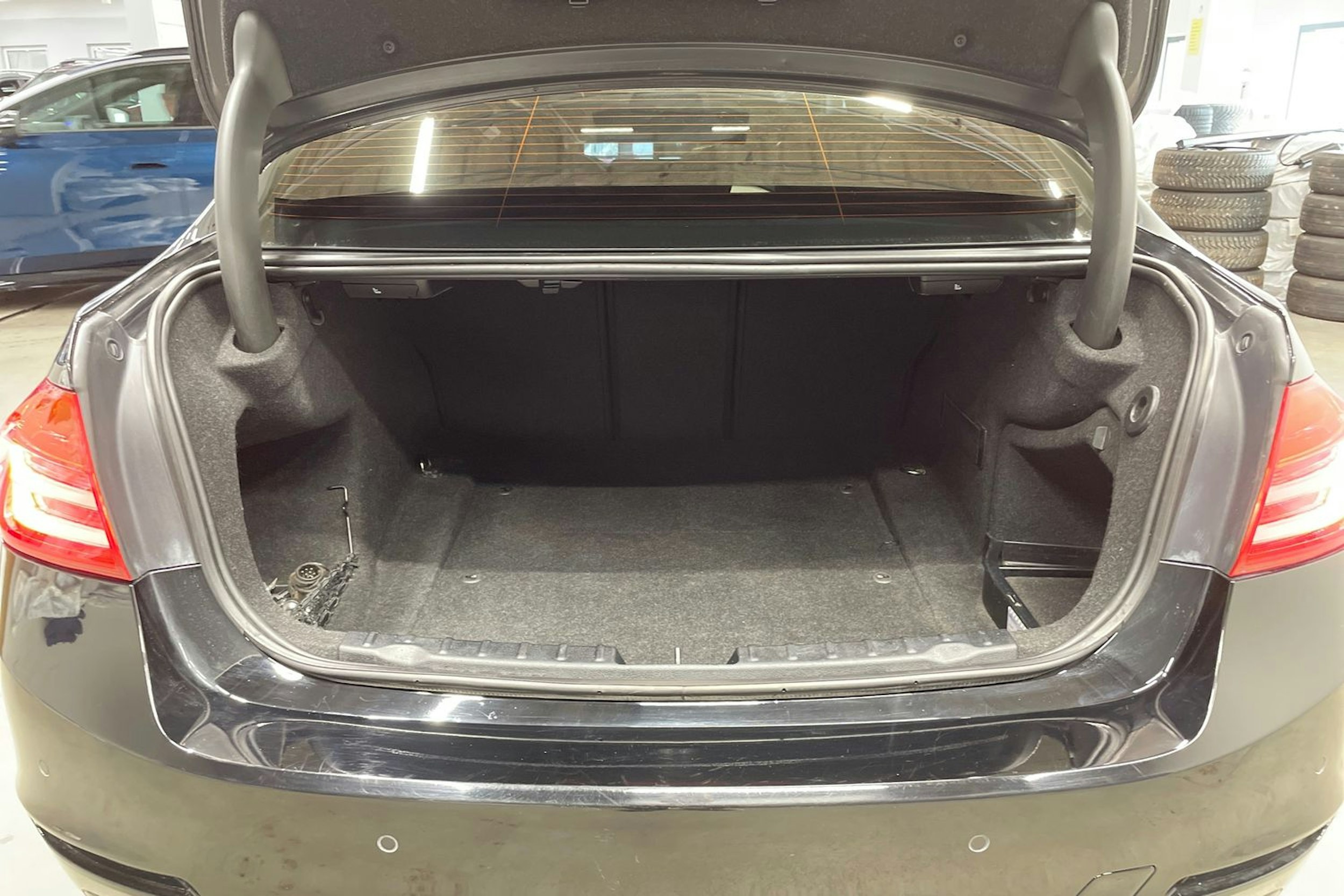 musta BMW 320 2013 kuva 15.