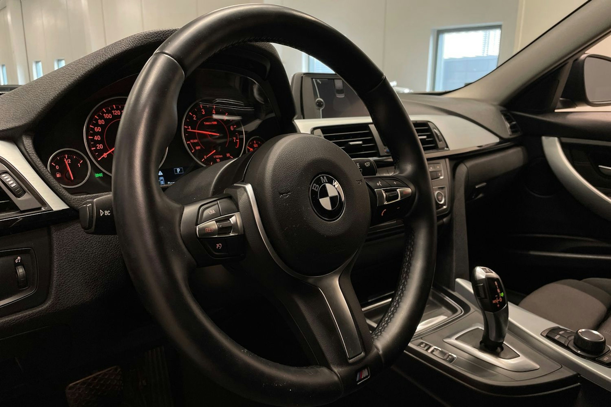 musta BMW 320 2013 kuva 25.