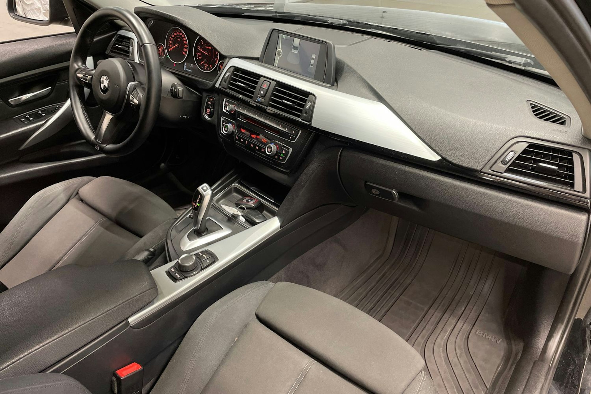 musta BMW 320 2013 kuva 27.