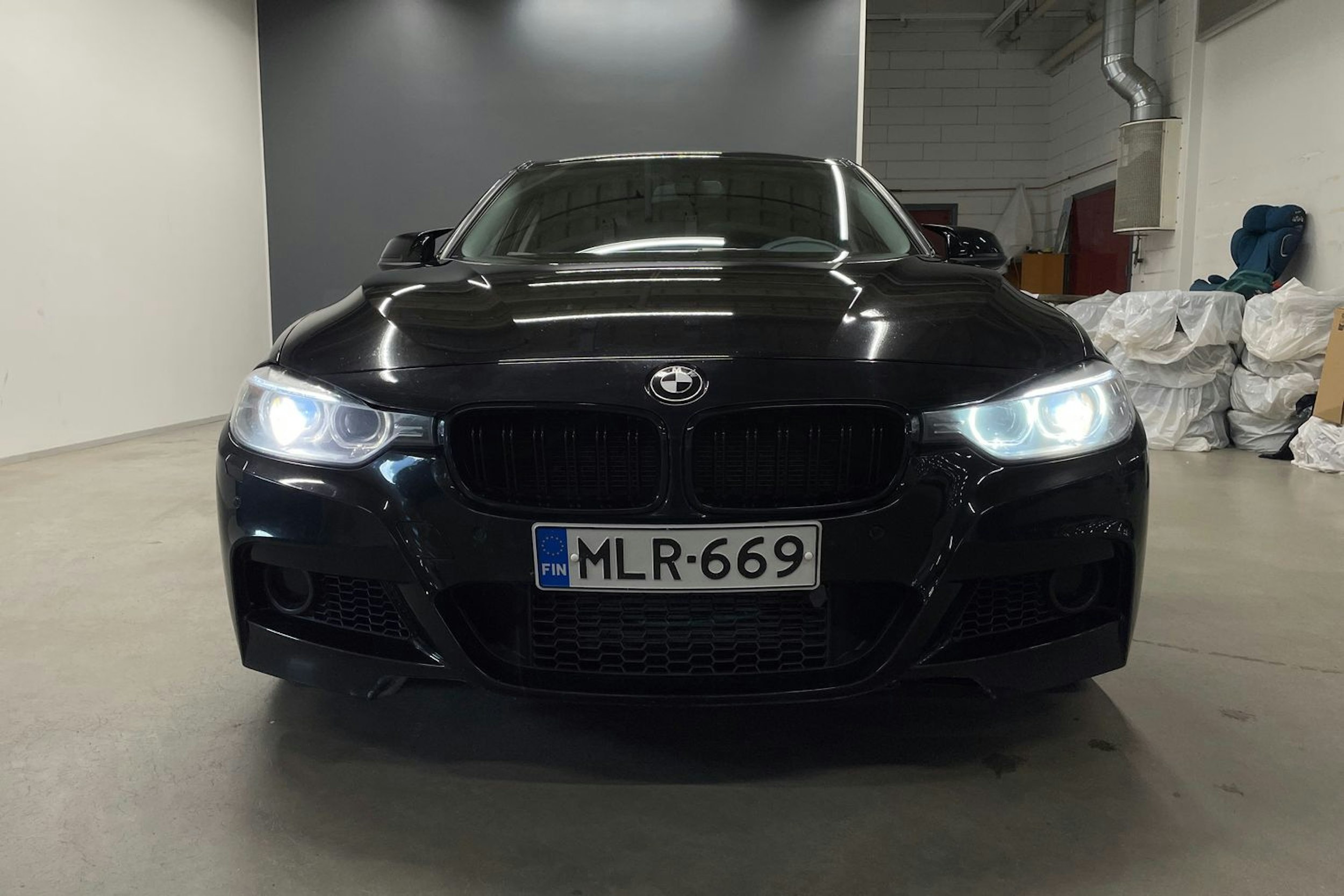 musta BMW 320 2013 kuva 28.