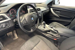 musta BMW 320 2013 kuva 3.