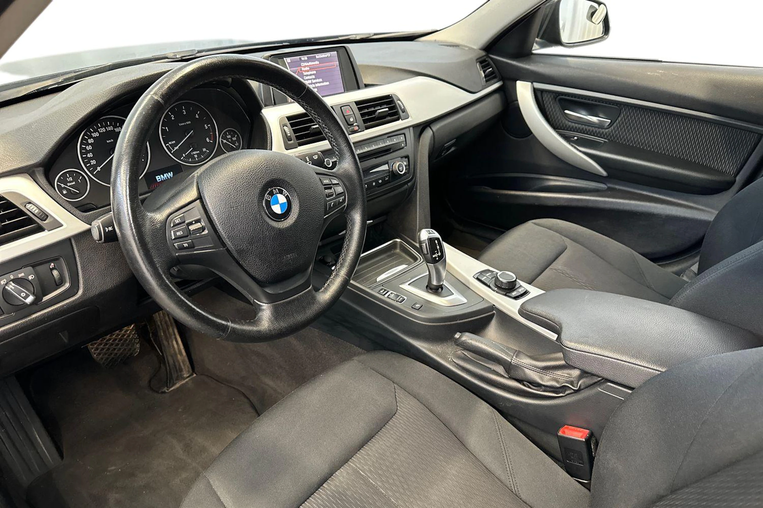 musta BMW 320 2013 kuva 8.