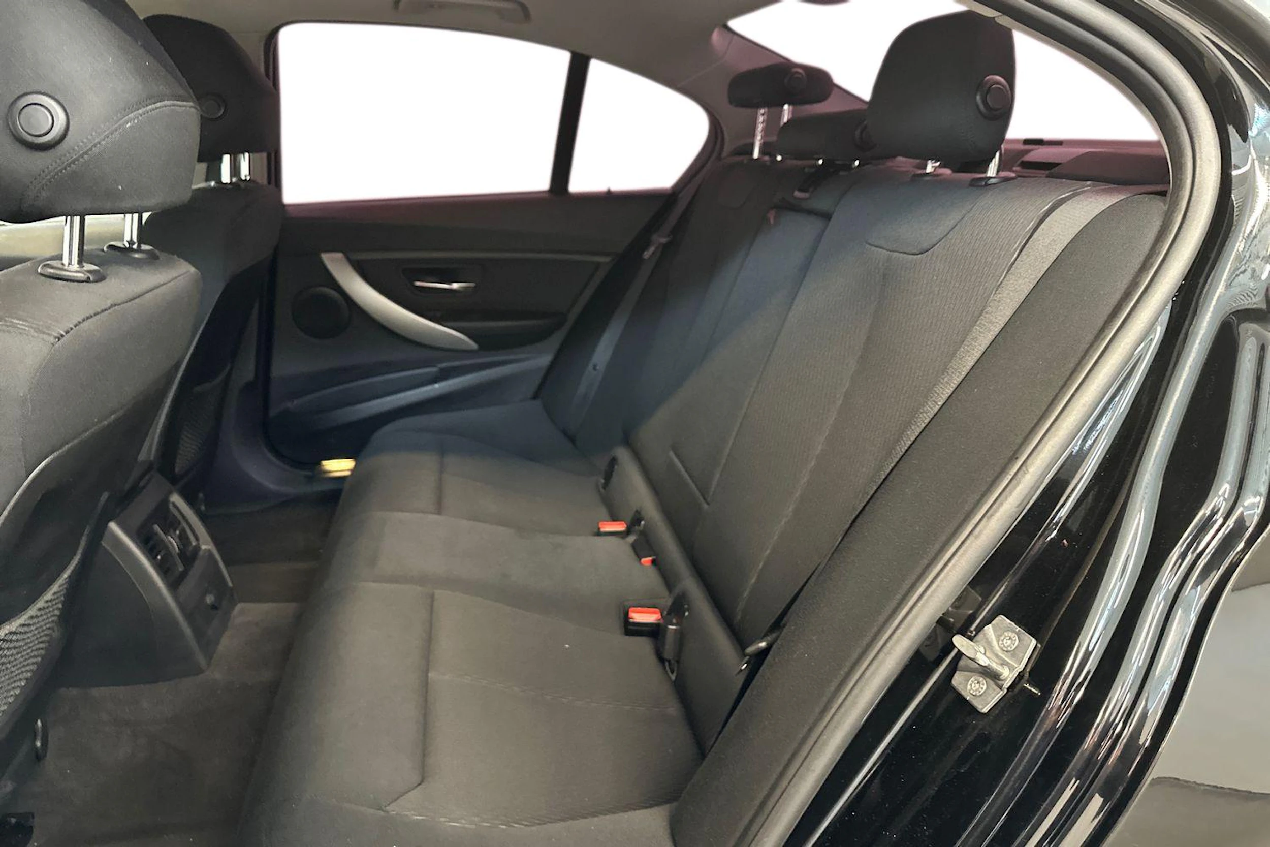 musta BMW 320 2013 kuva 11.